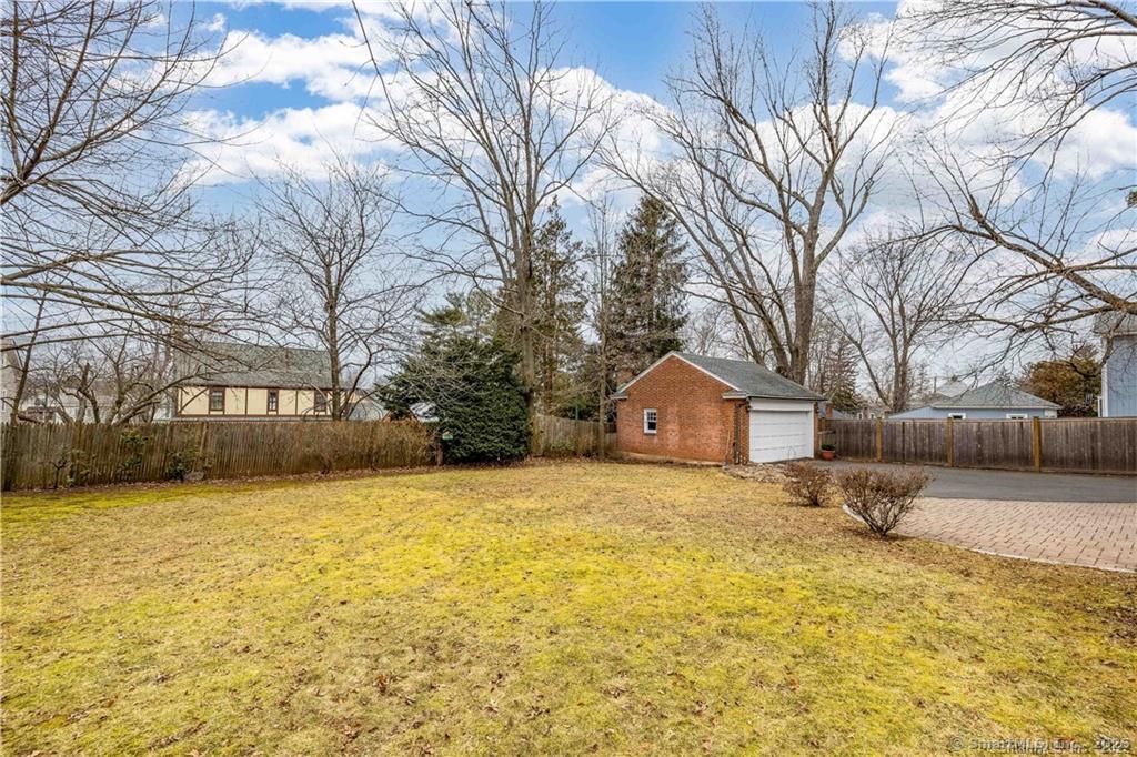 125 Quaker Lane North