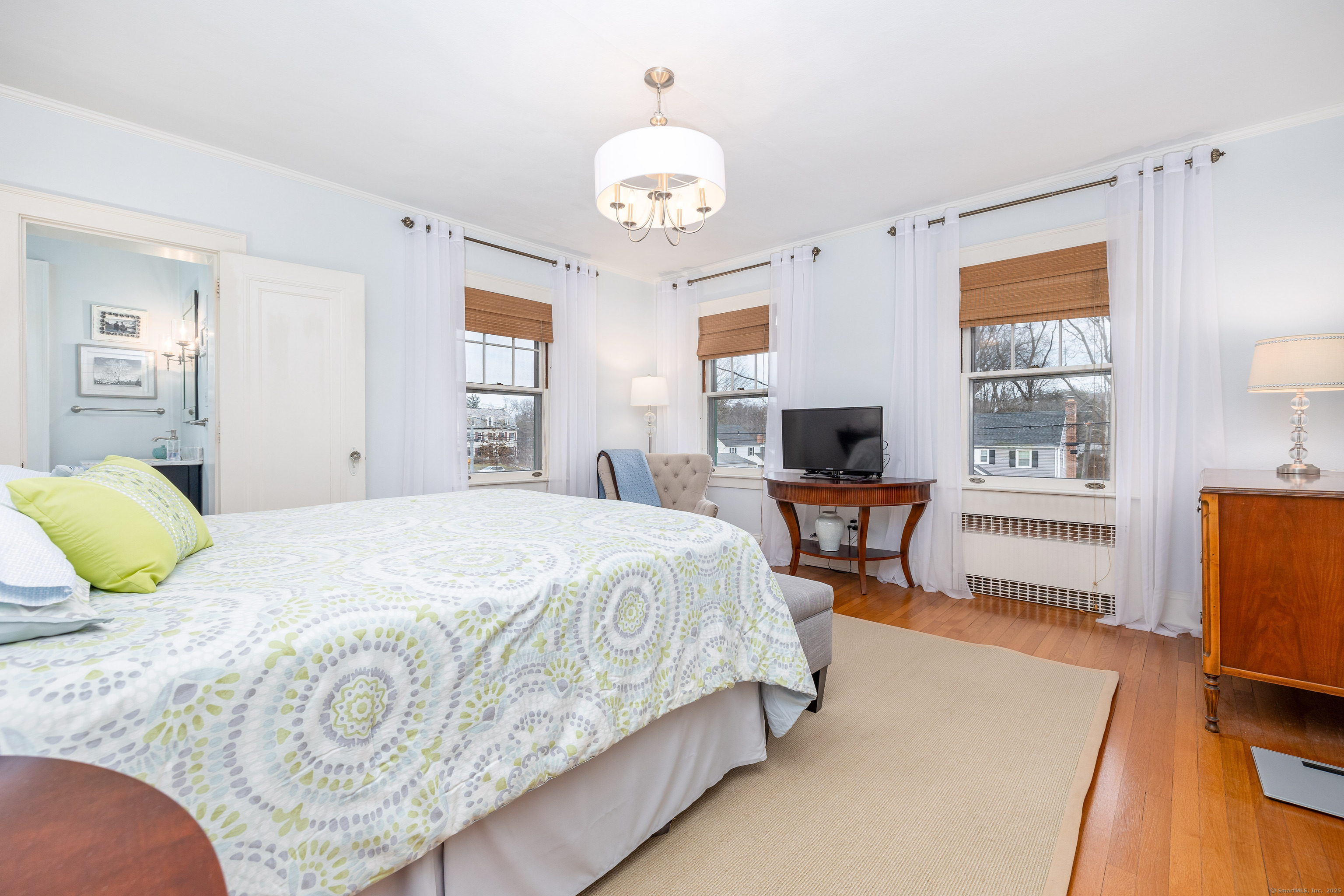 125 Quaker Lane North