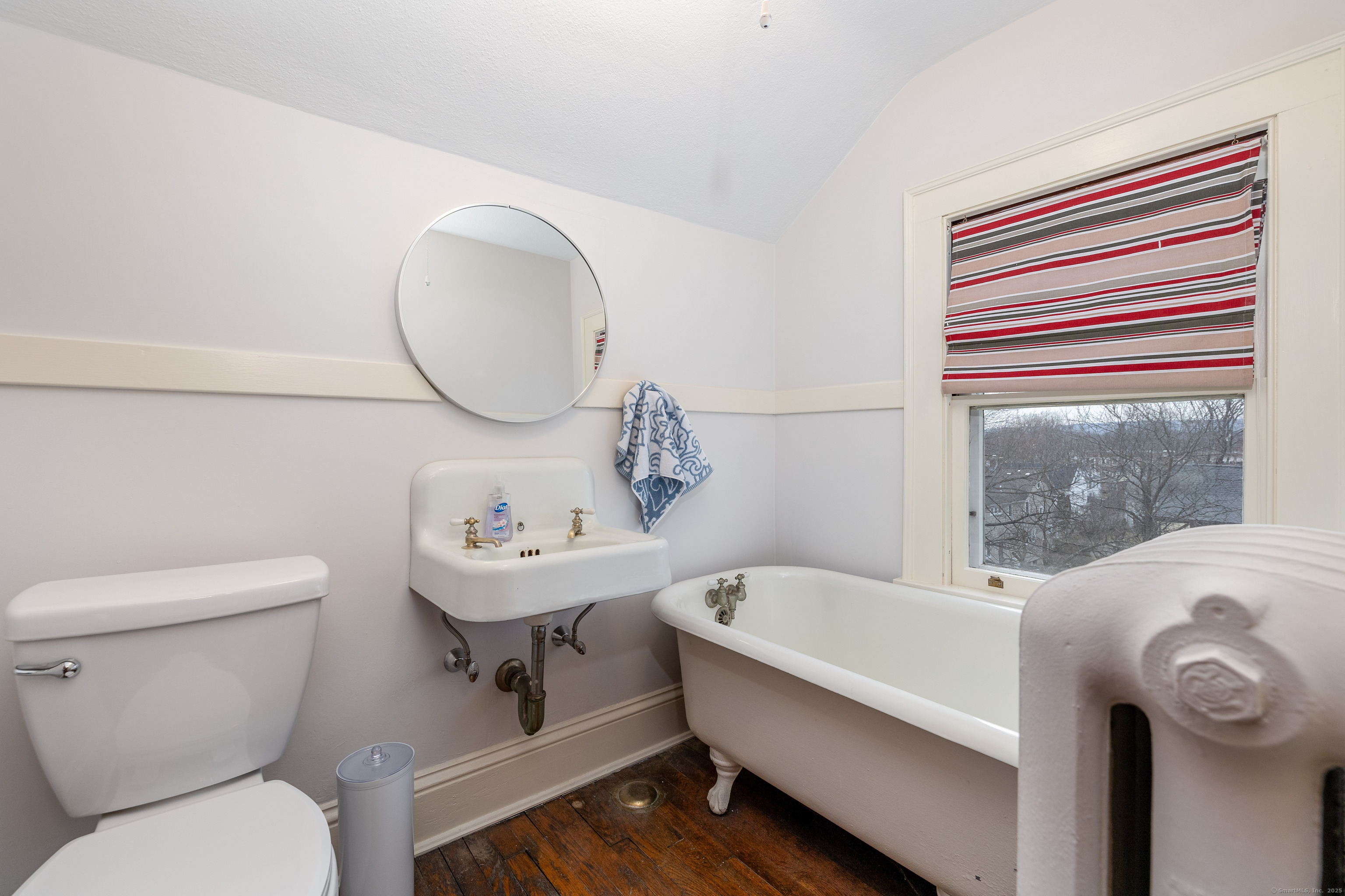 125 Quaker Lane North