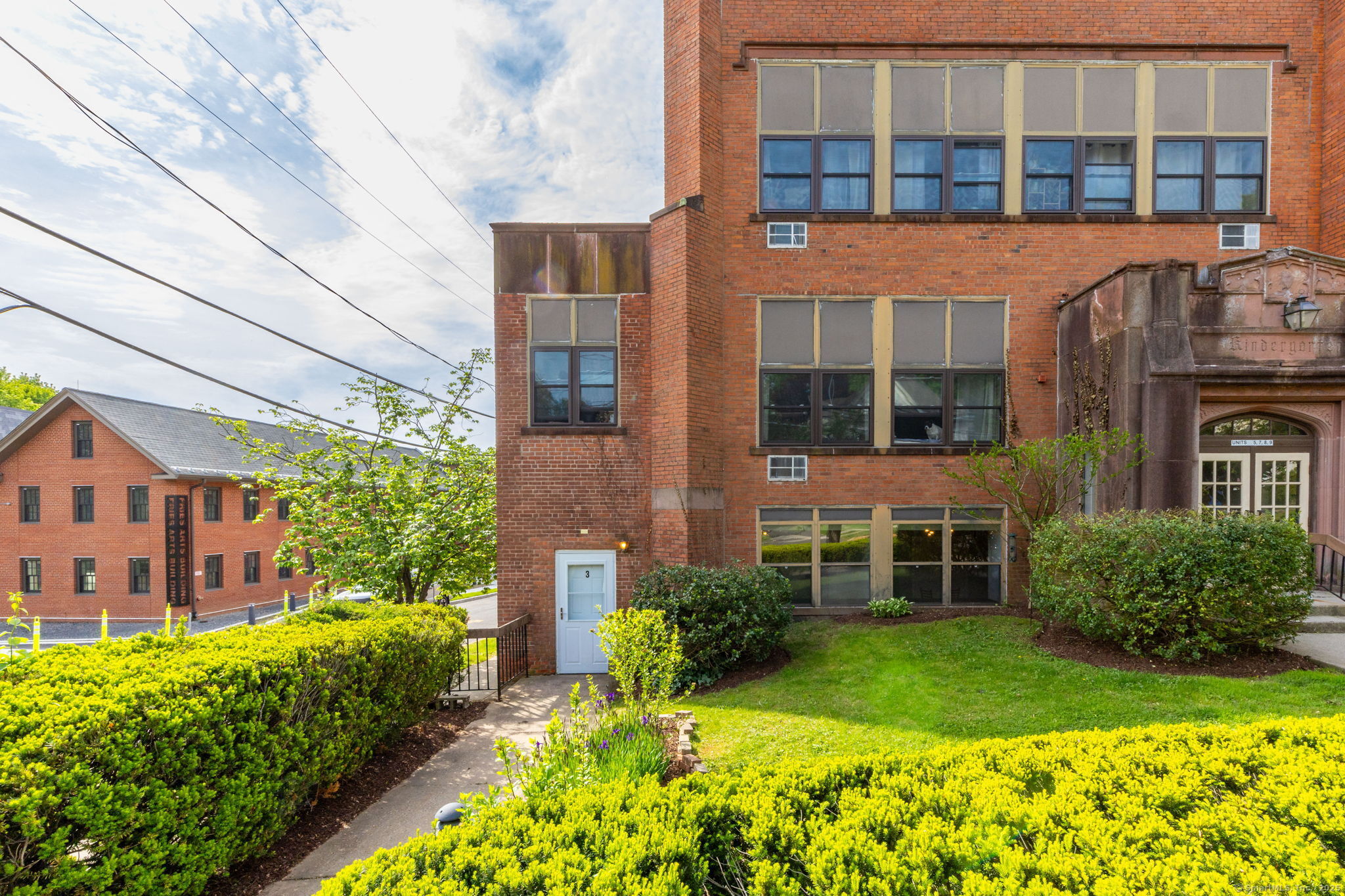 201 College Street 3