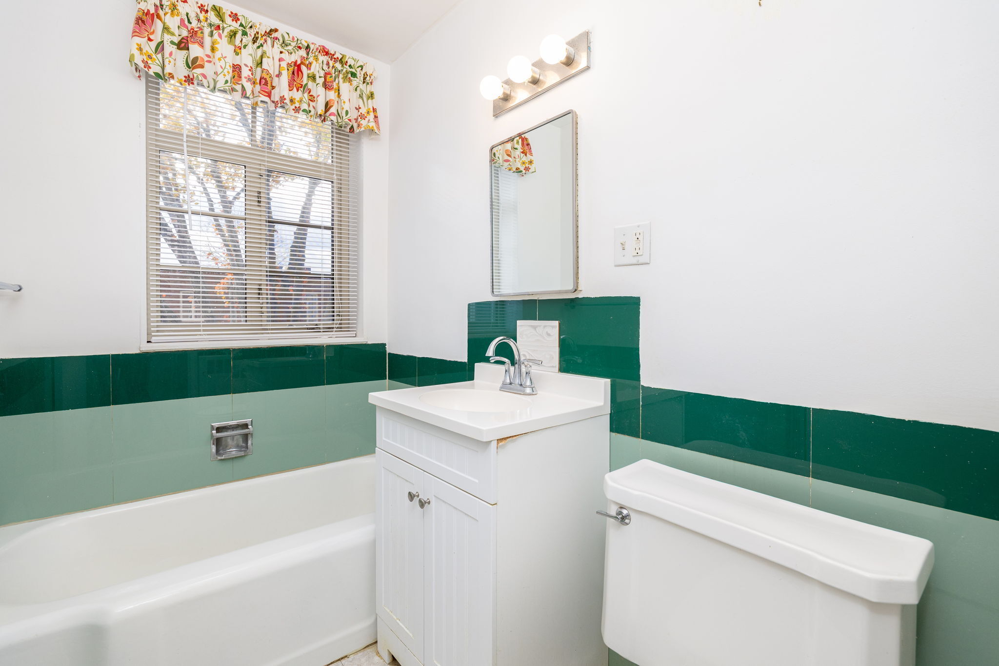 869 Farmington Avenue APT 305