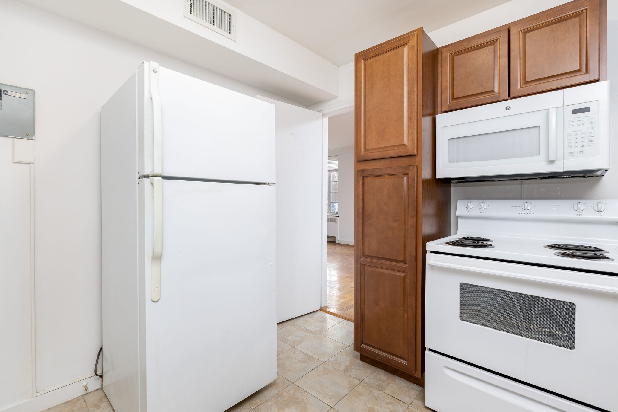 869 Farmington Avenue APT 305