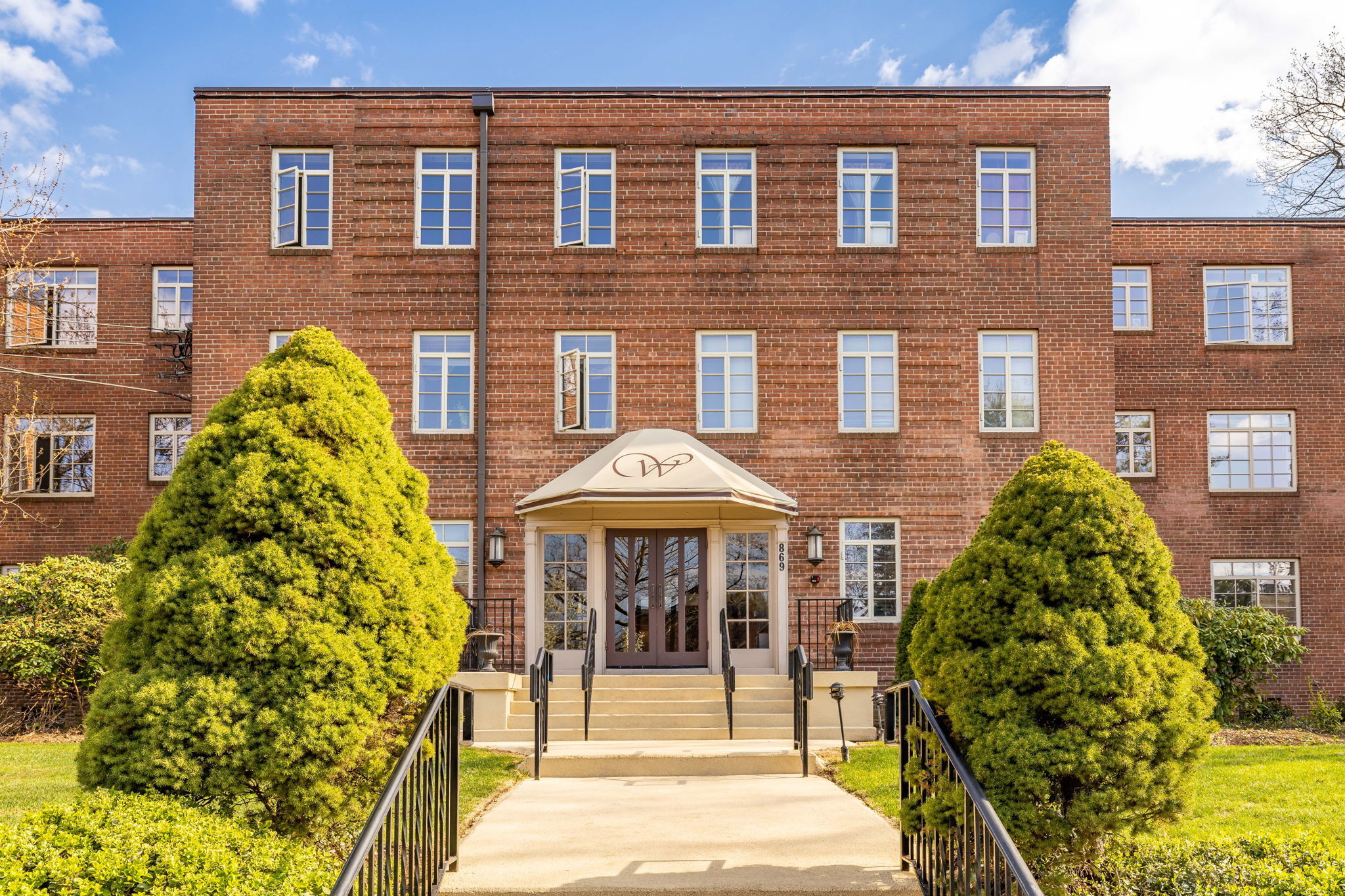 869 Farmington Avenue APT 305