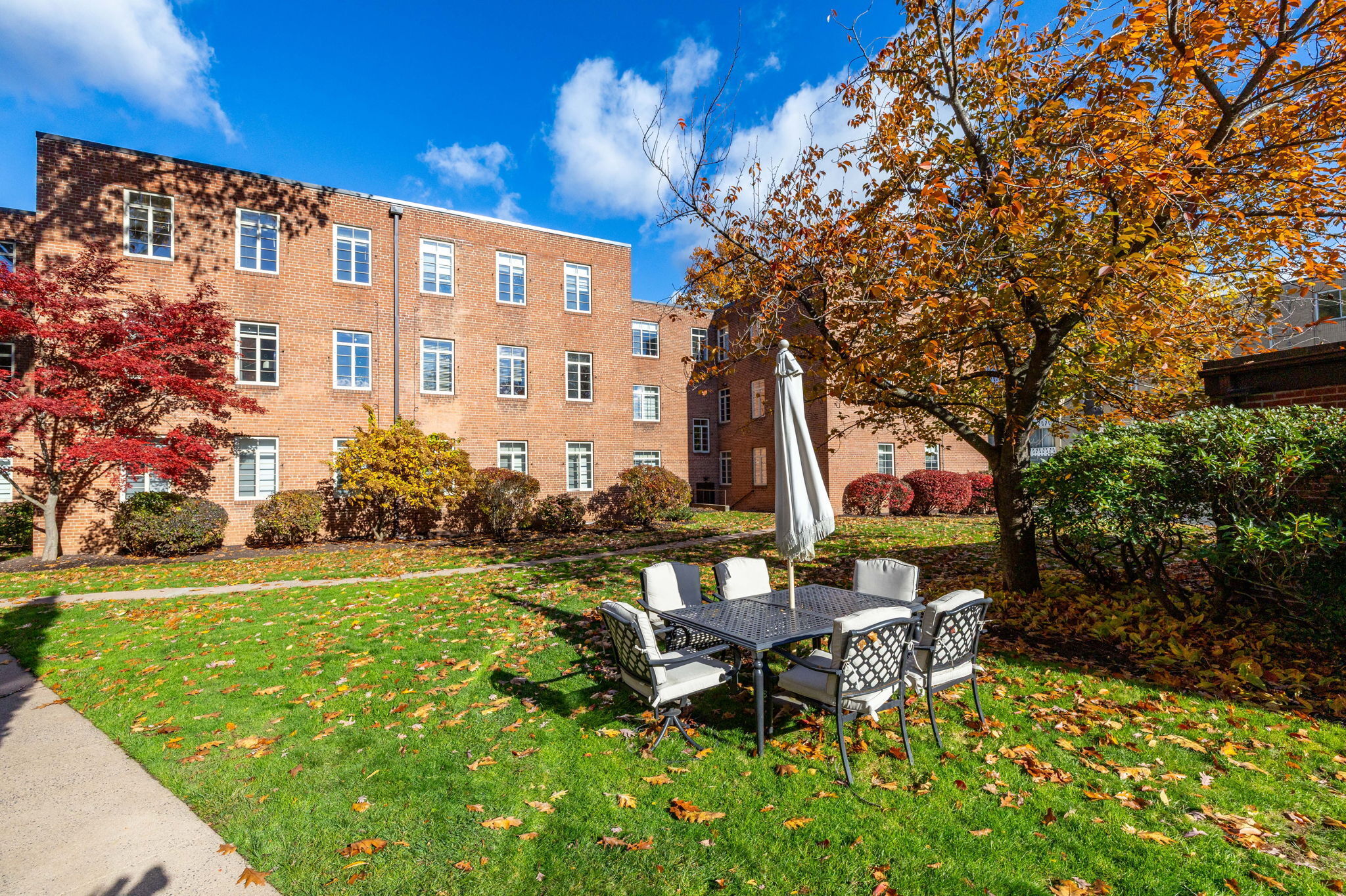 869 Farmington Avenue APT 305