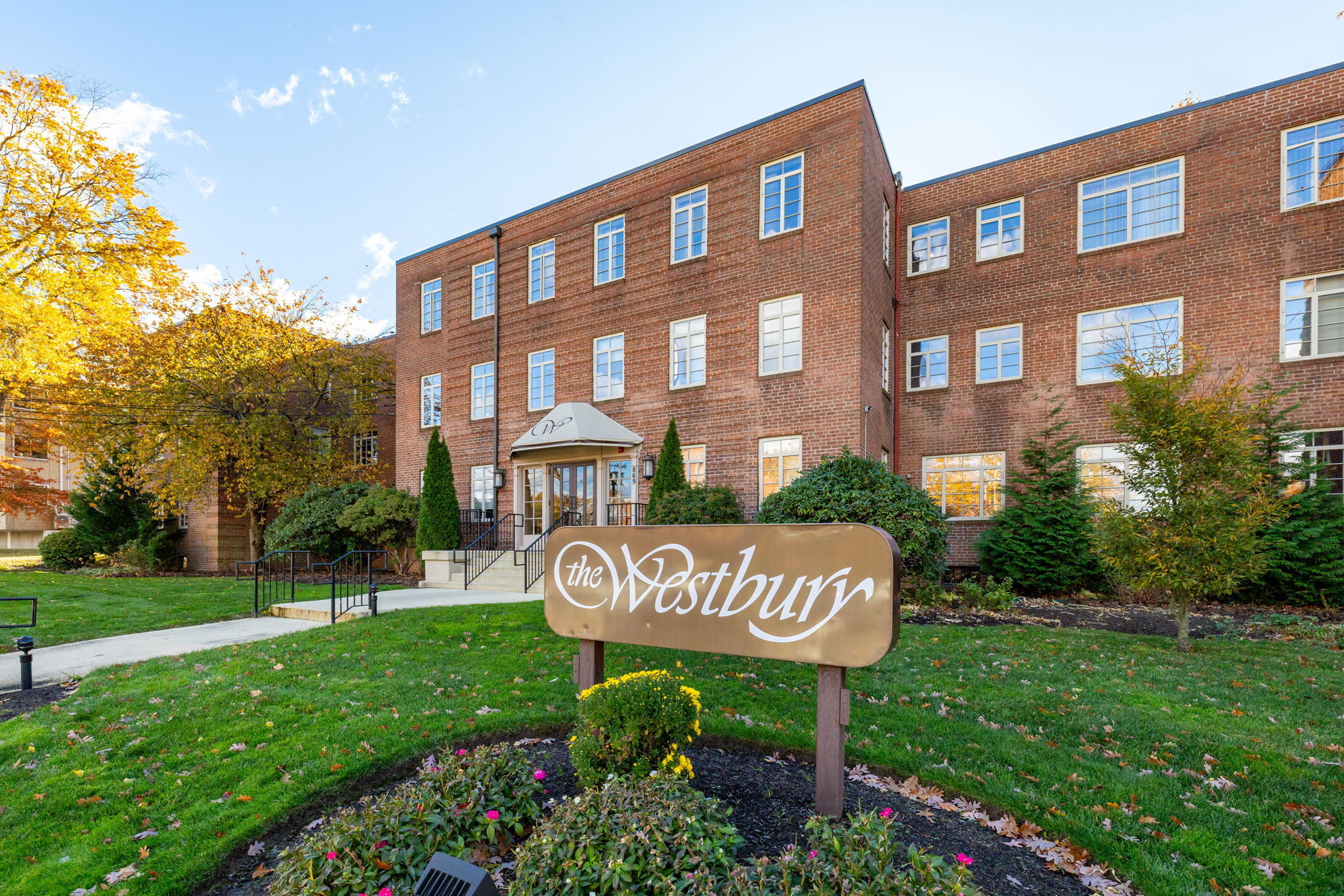 869 Farmington Avenue APT 305