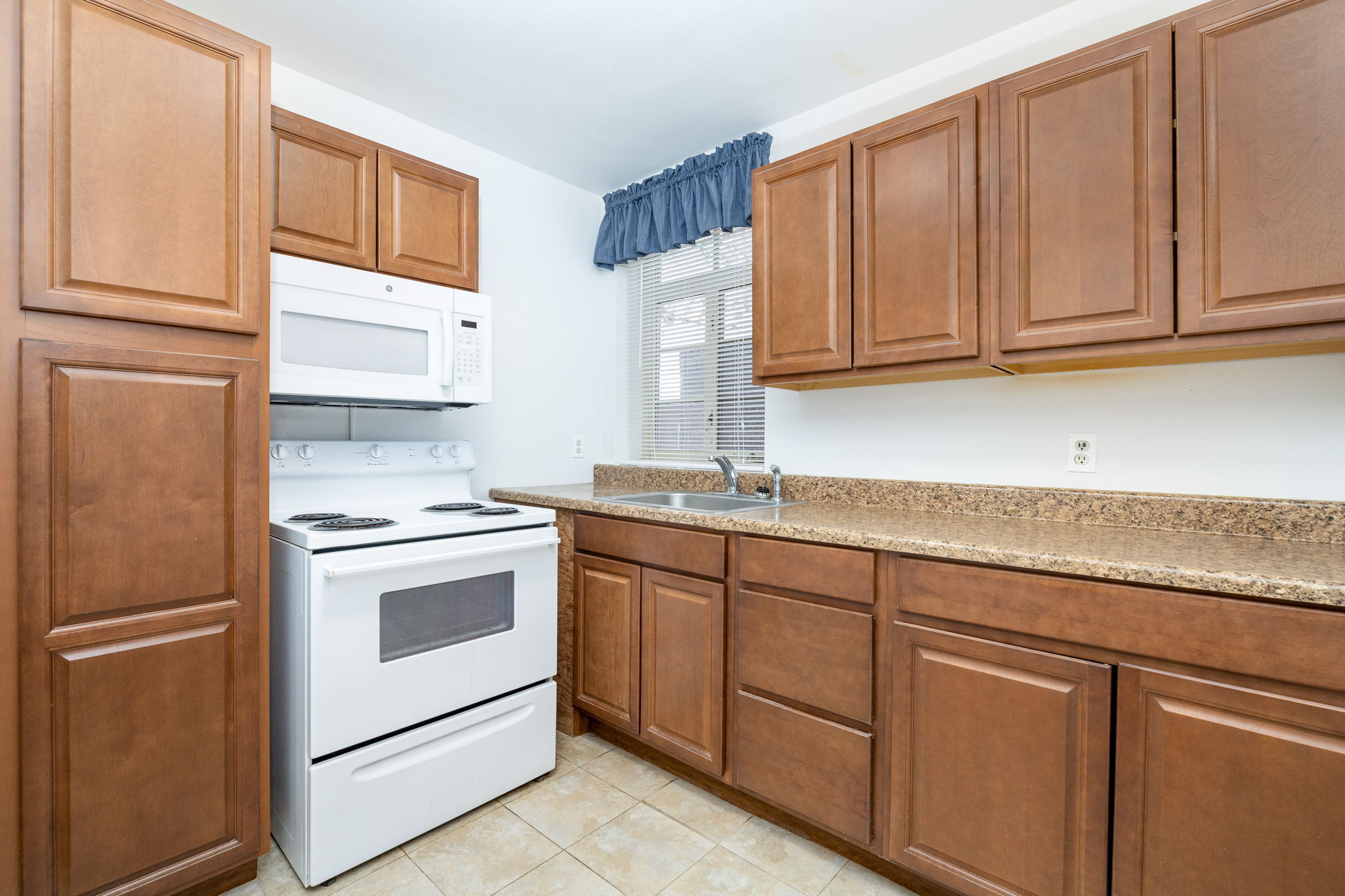 869 Farmington Avenue APT 305