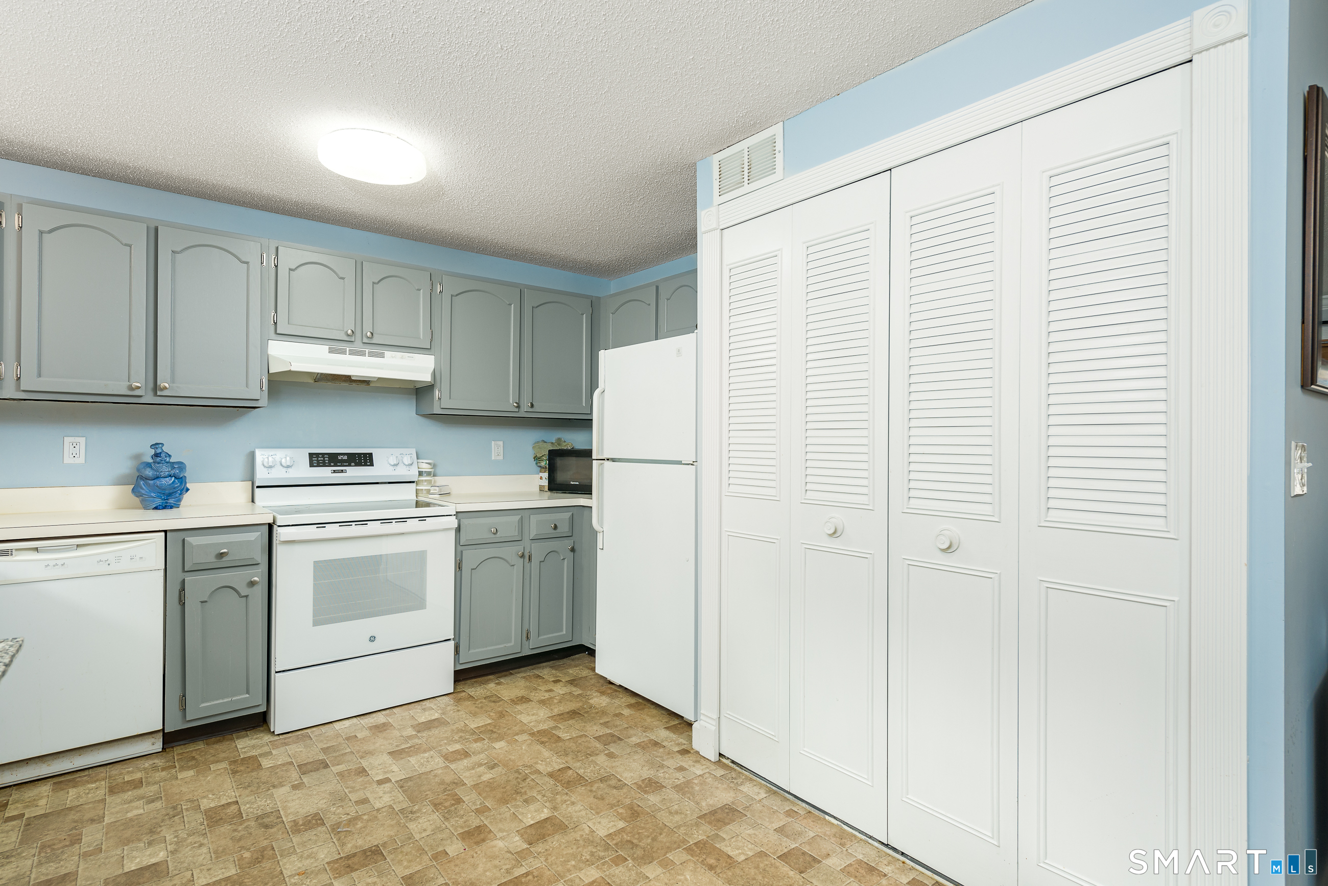 15 Hollister Way North Unit: 15