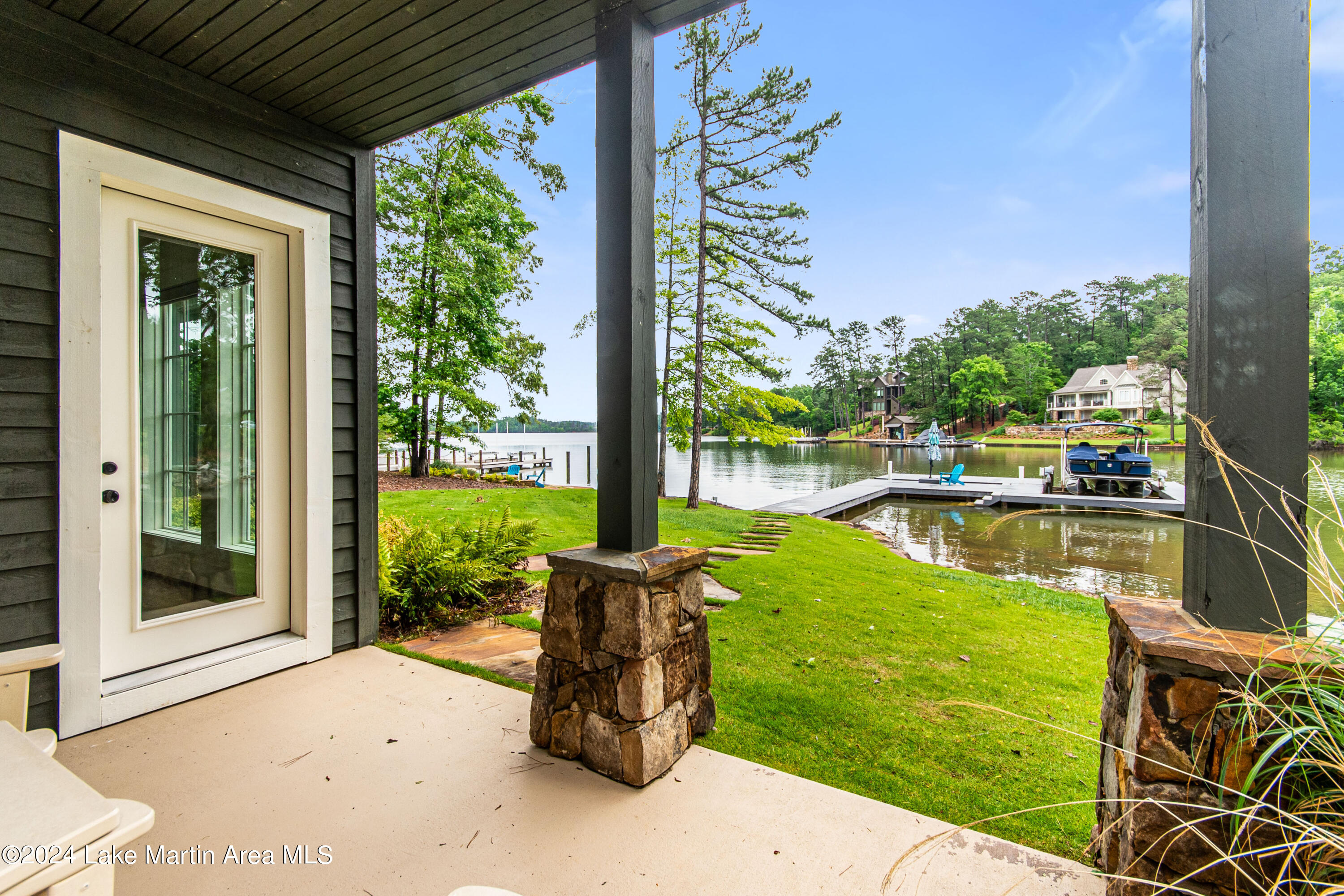 975 North Ridge