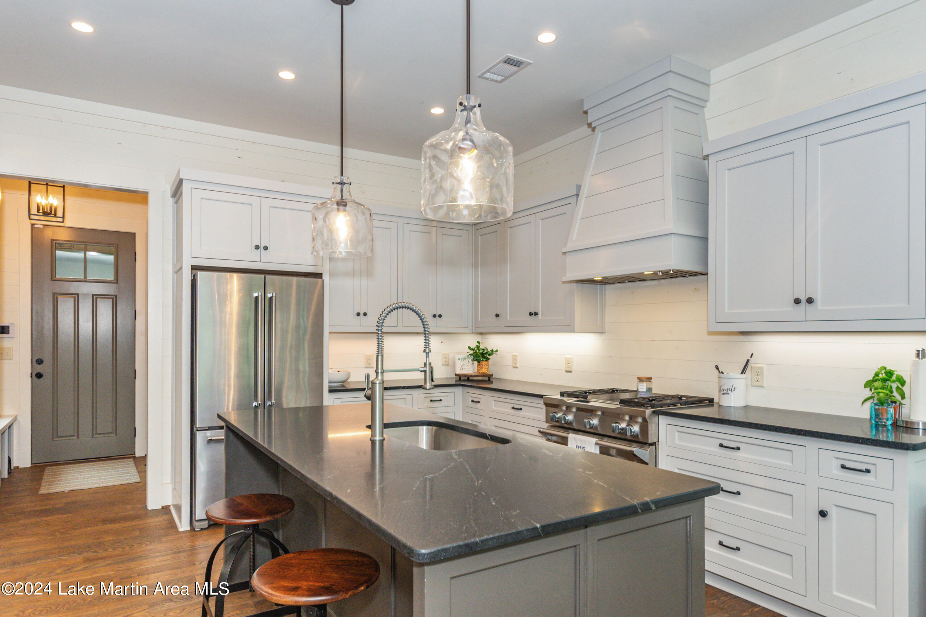 975 North Ridge
