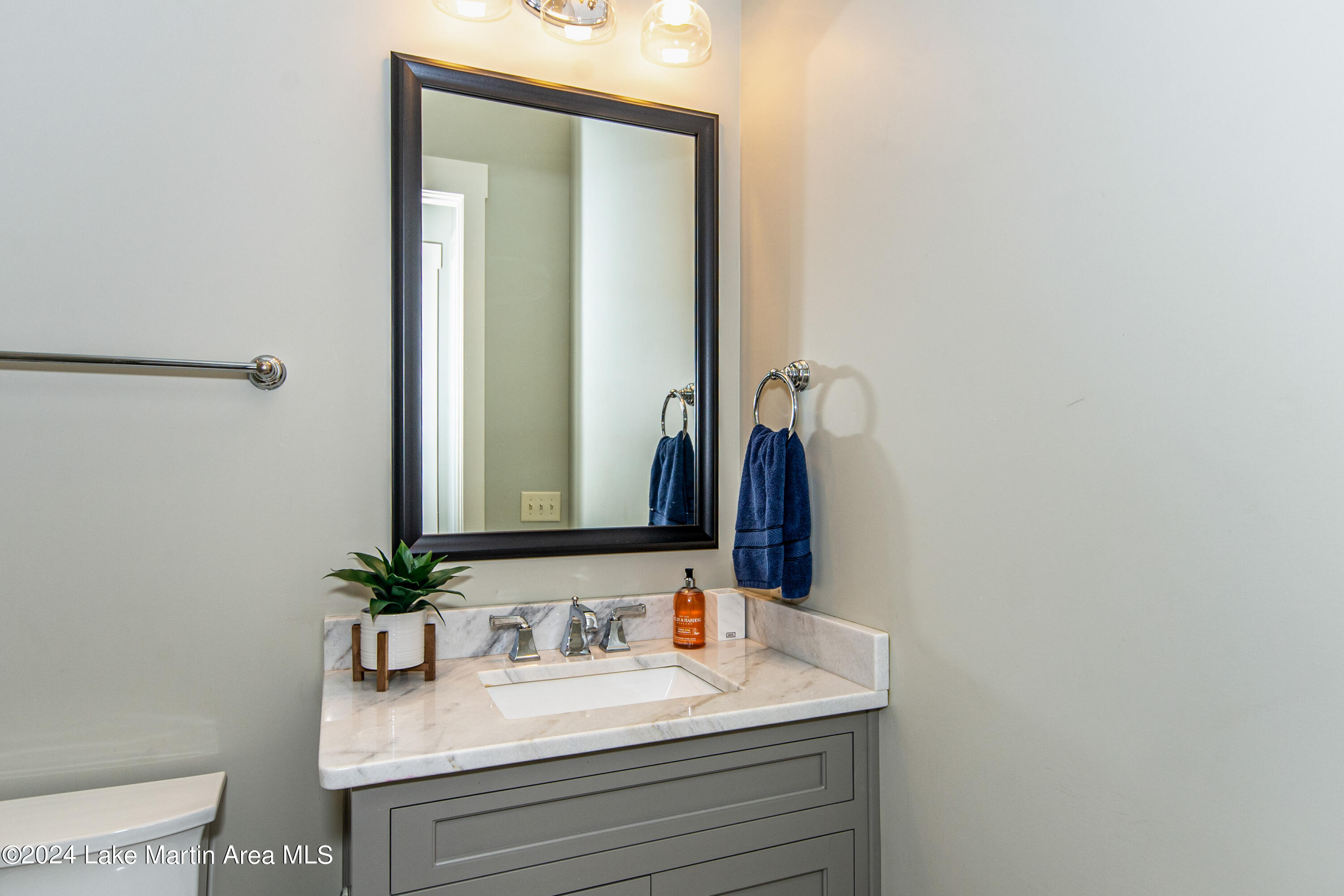 975 North Ridge