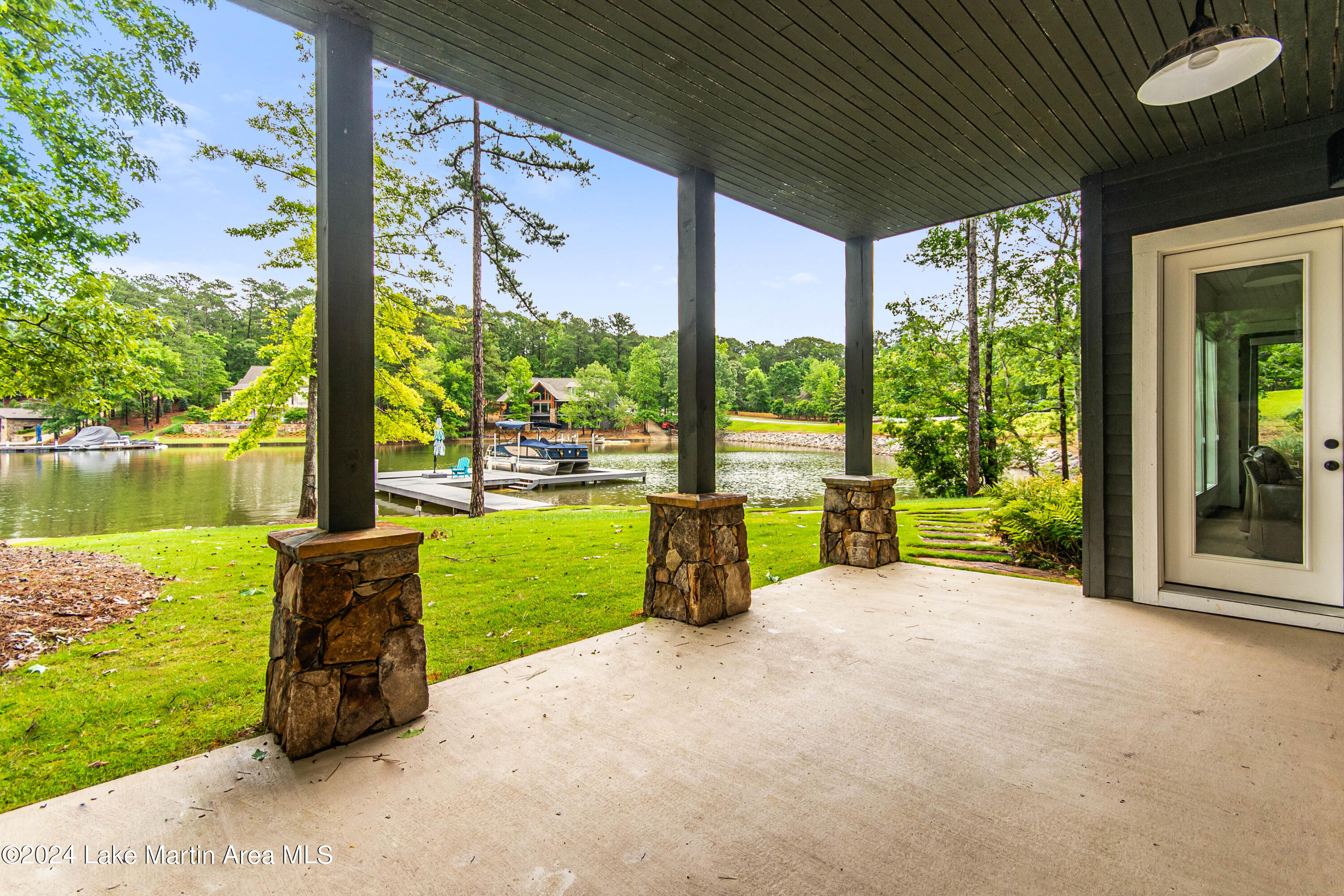 975 North Ridge