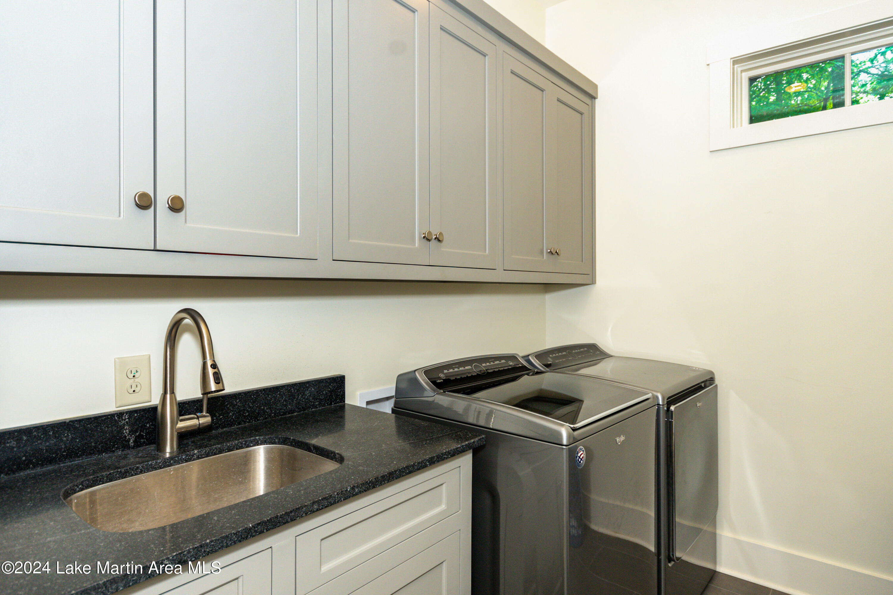 975 North Ridge