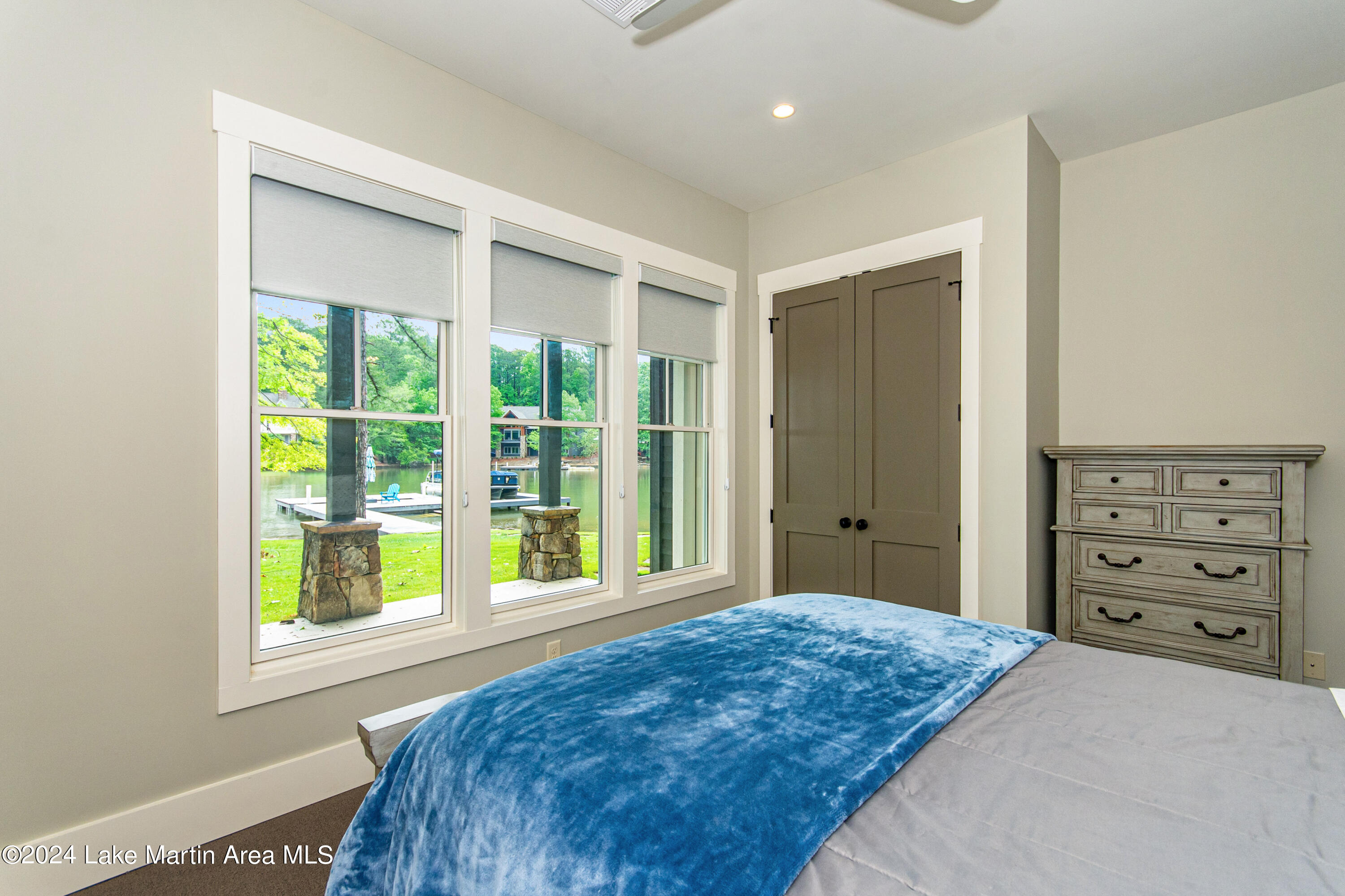 975 North Ridge