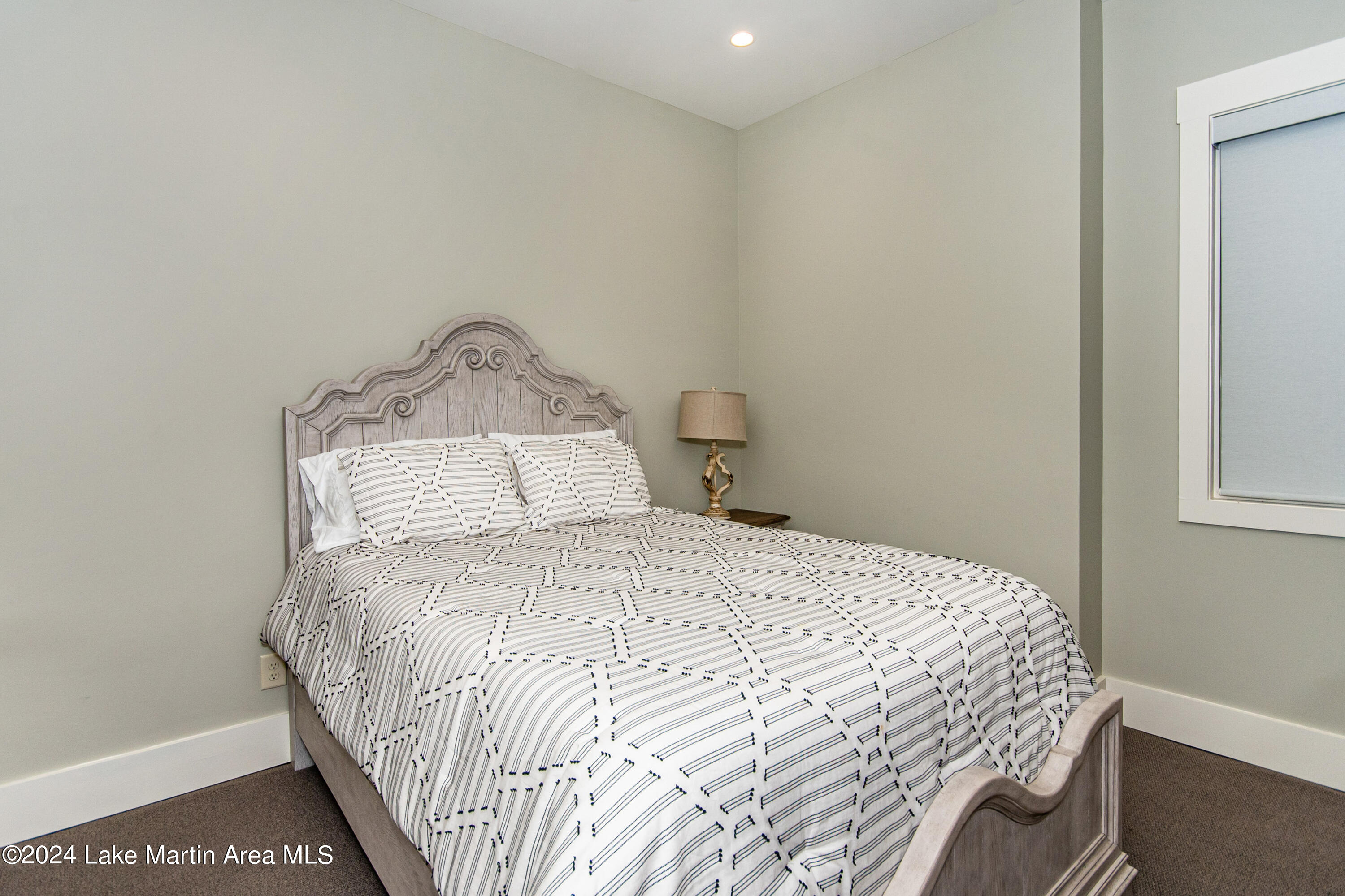 975 North Ridge