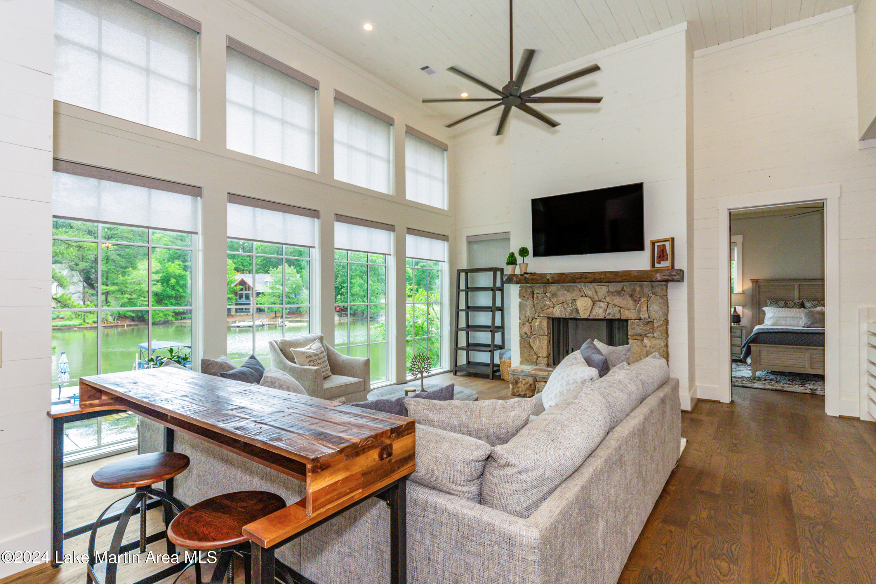 975 North Ridge