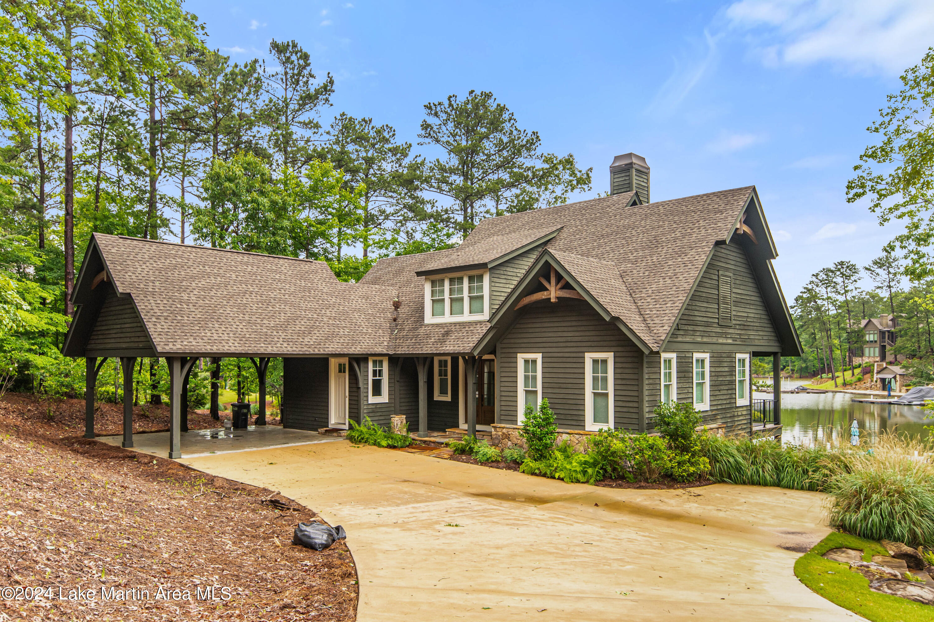 975 North Ridge