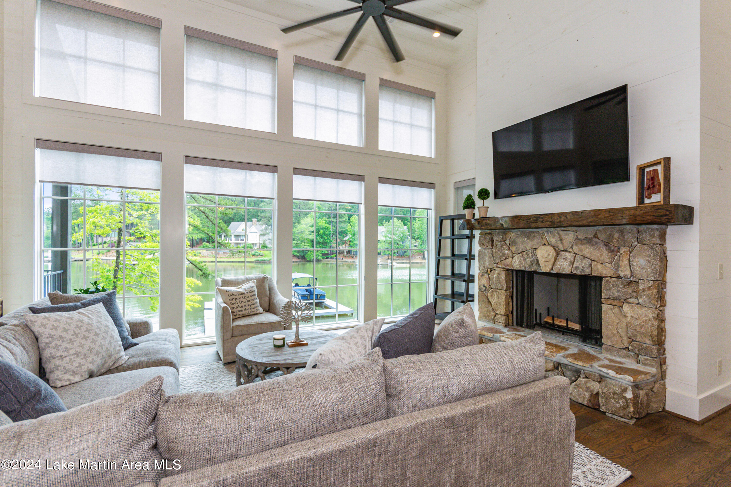 975 North Ridge