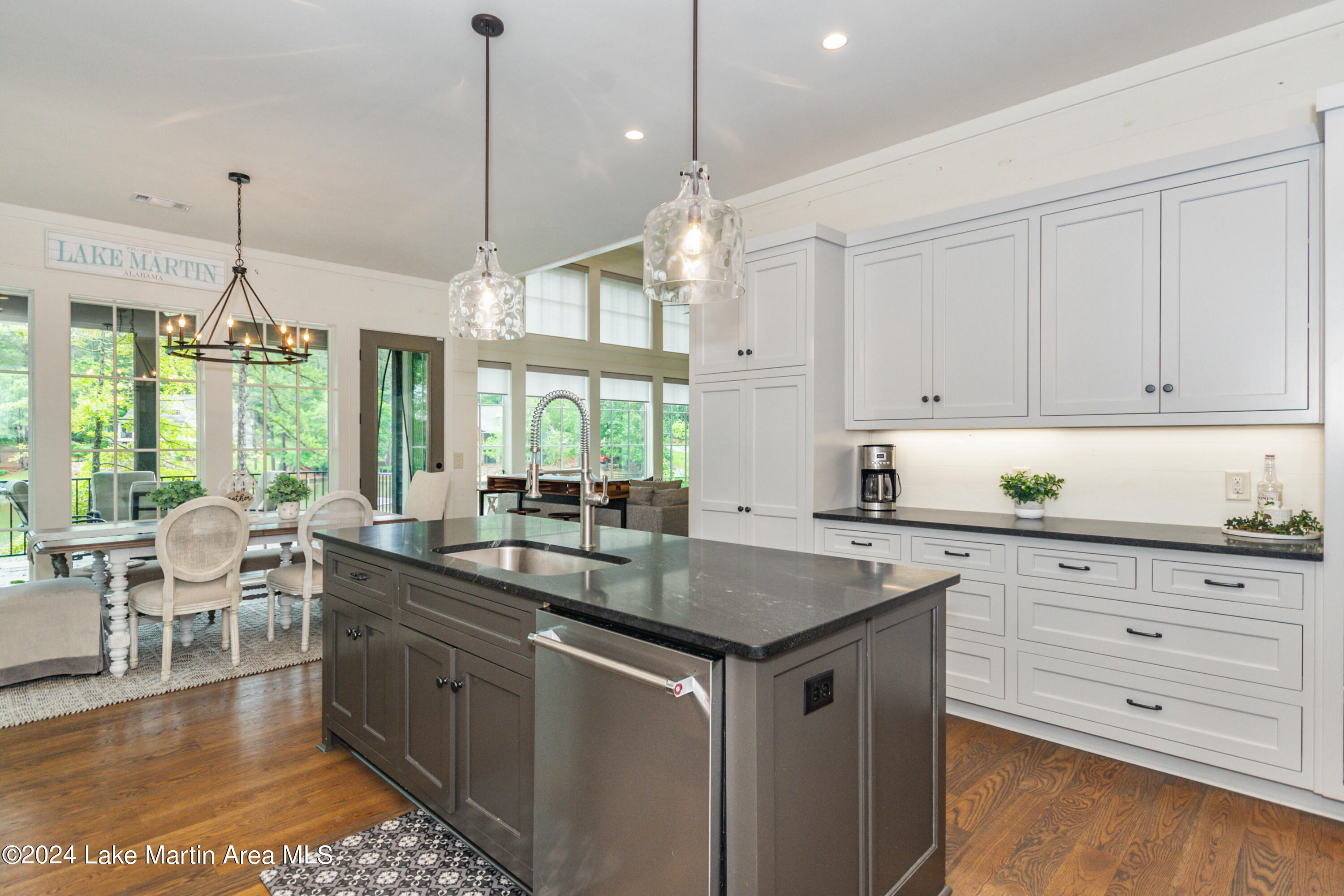 975 North Ridge