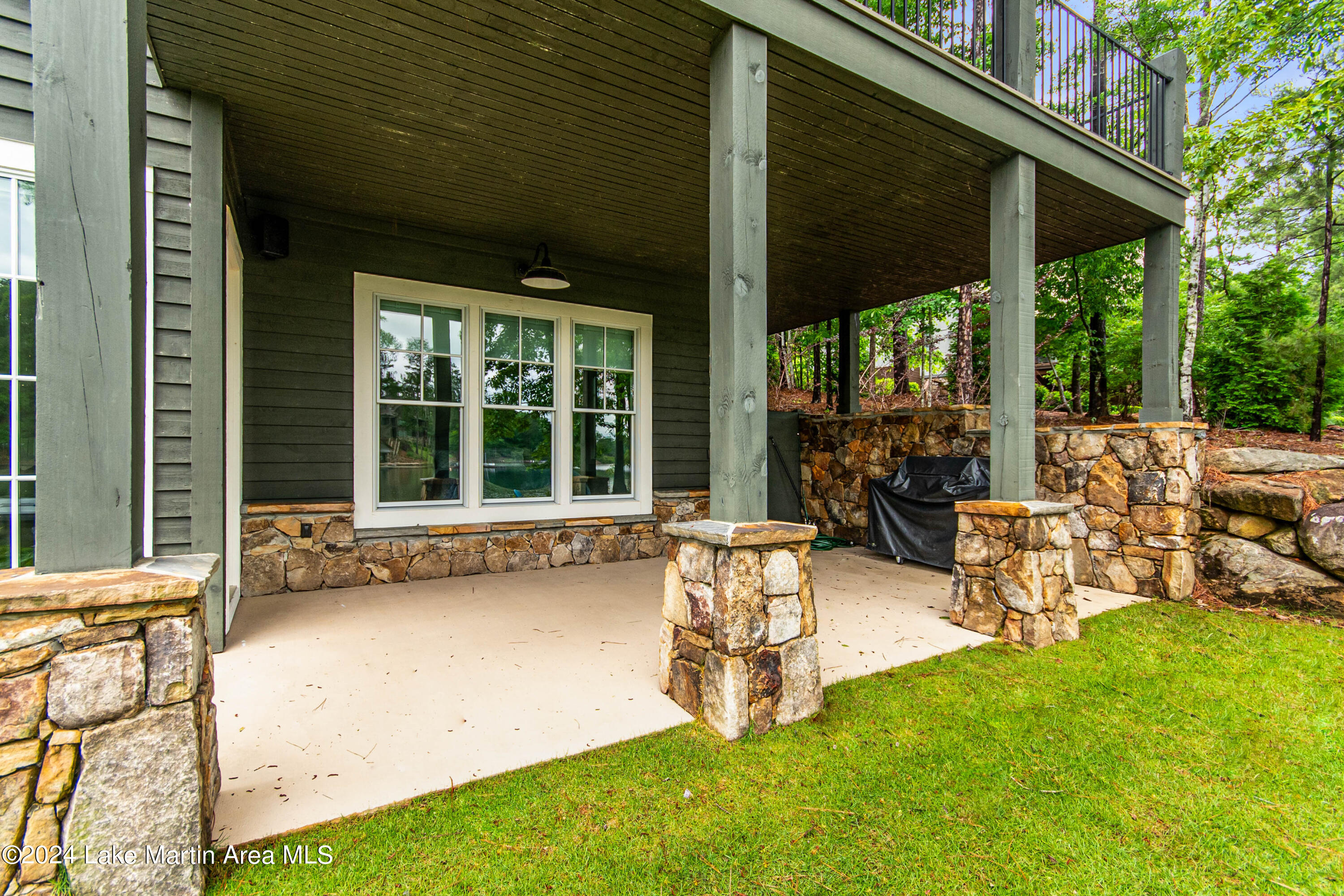 975 North Ridge