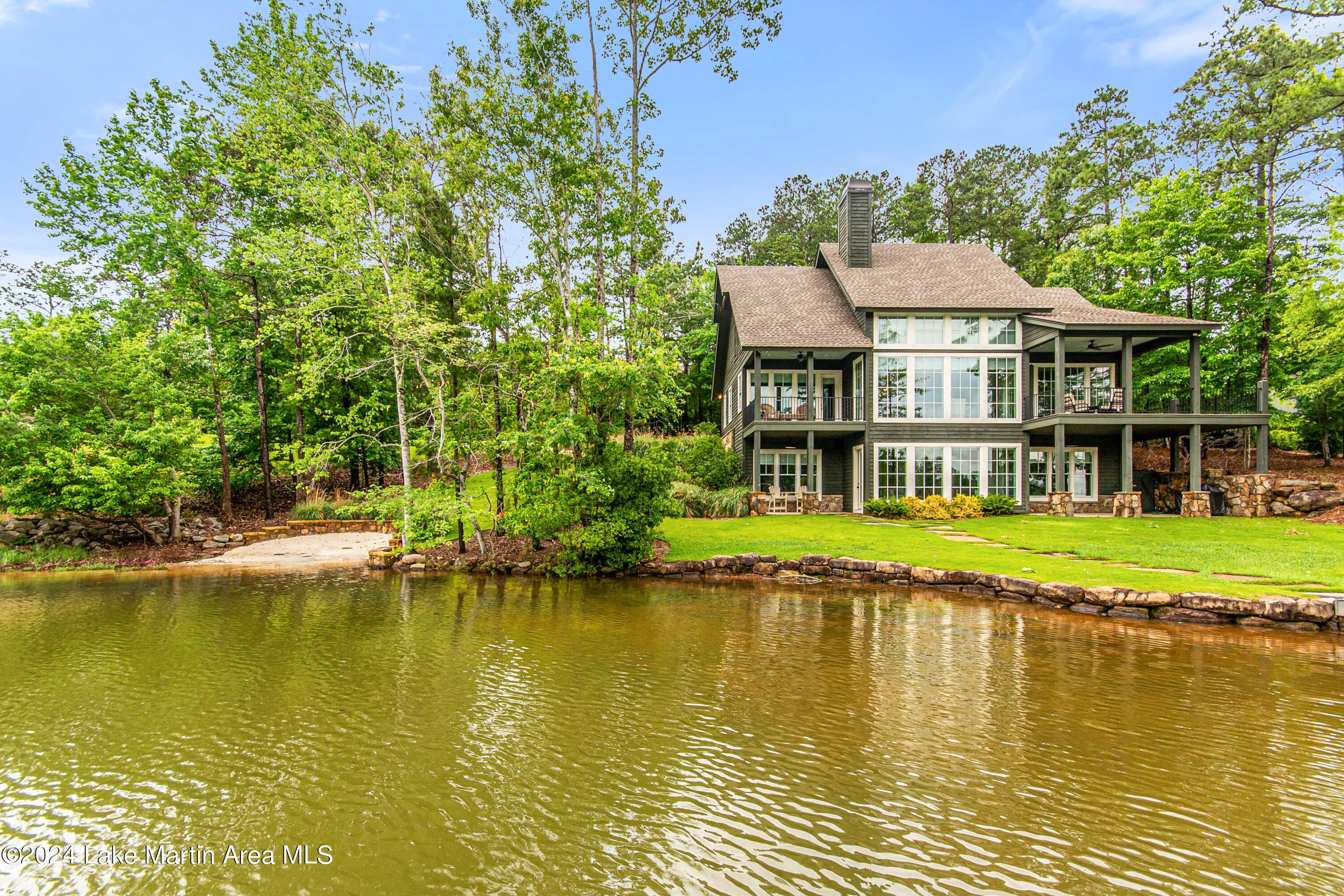 975 North Ridge