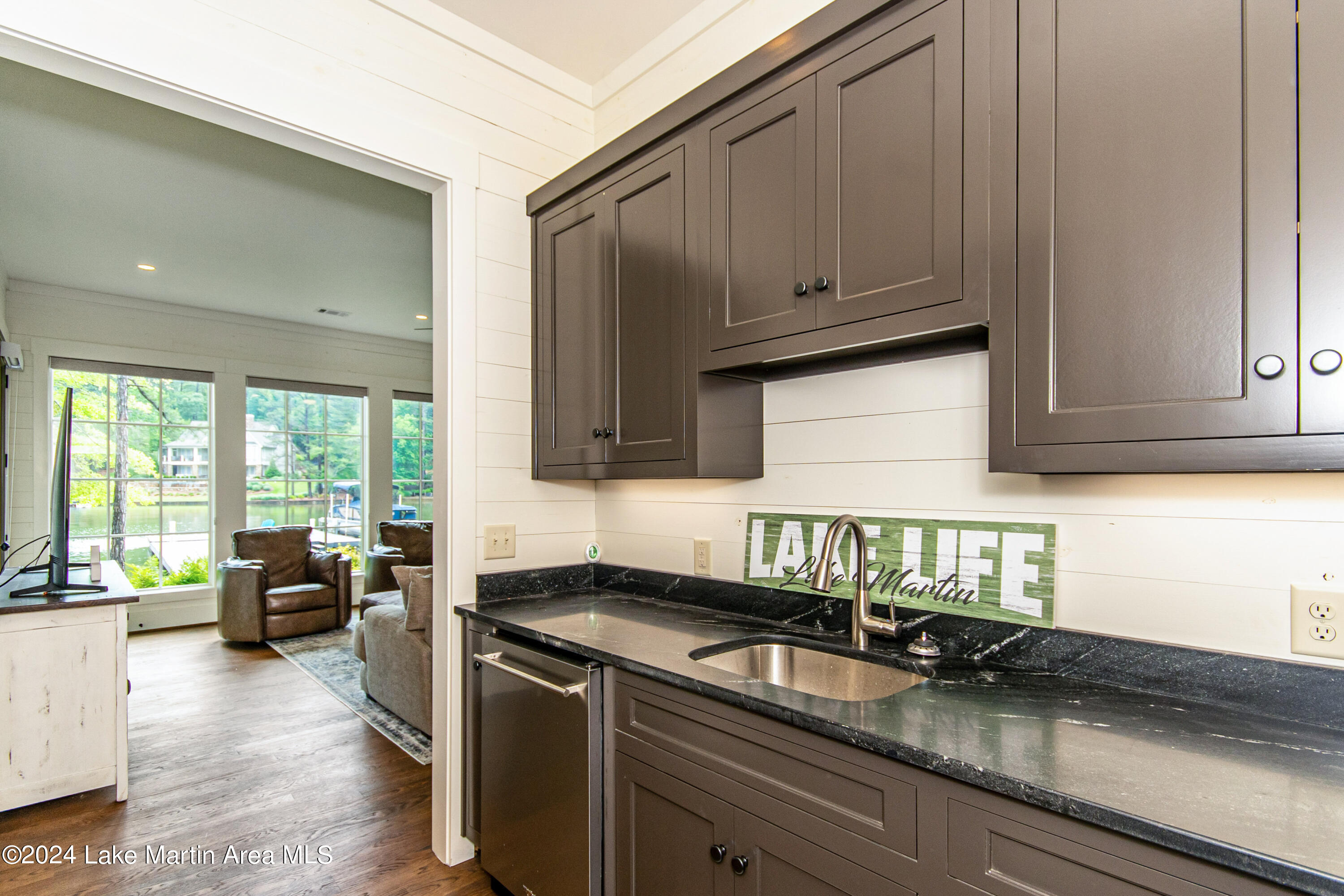975 North Ridge