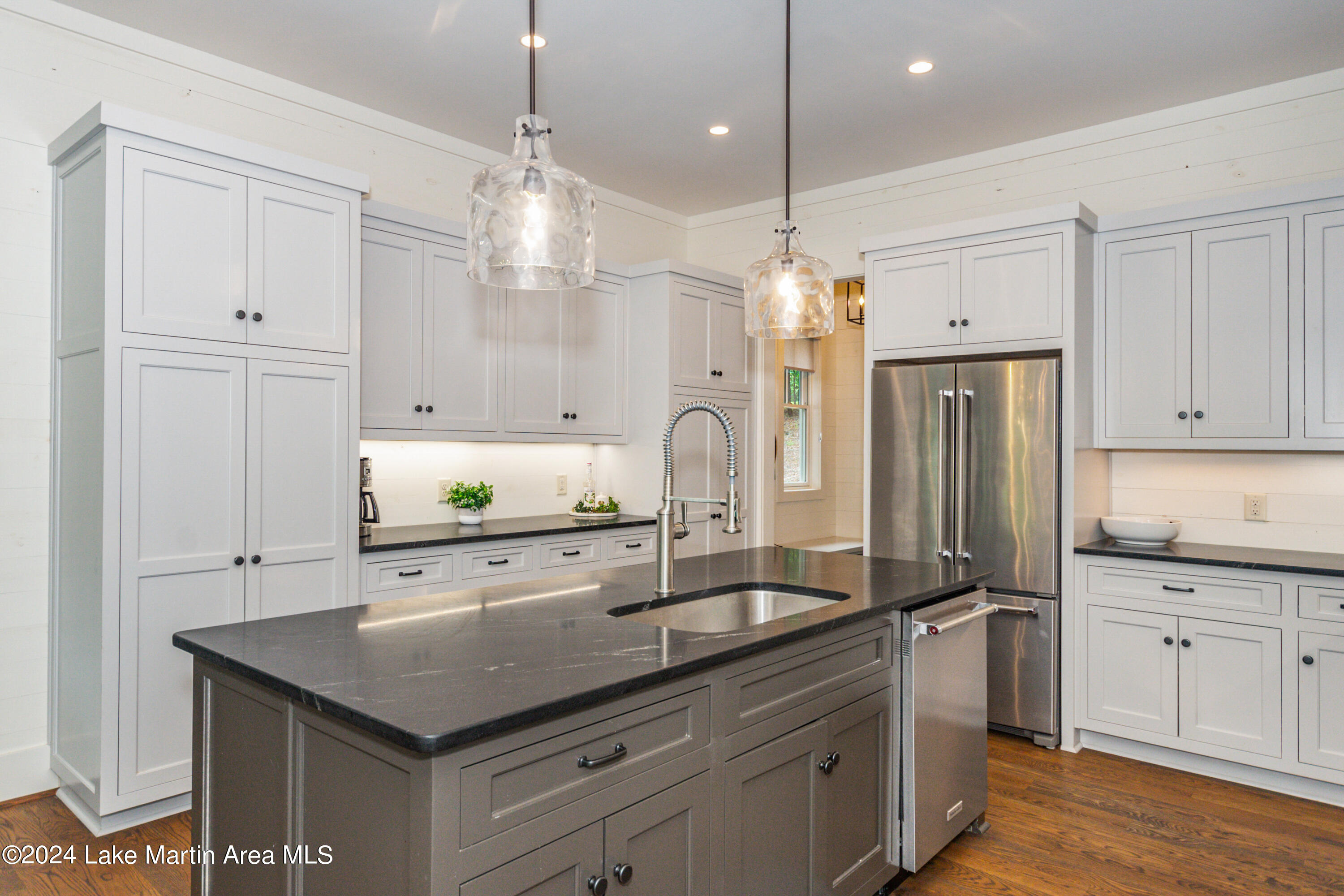 975 North Ridge