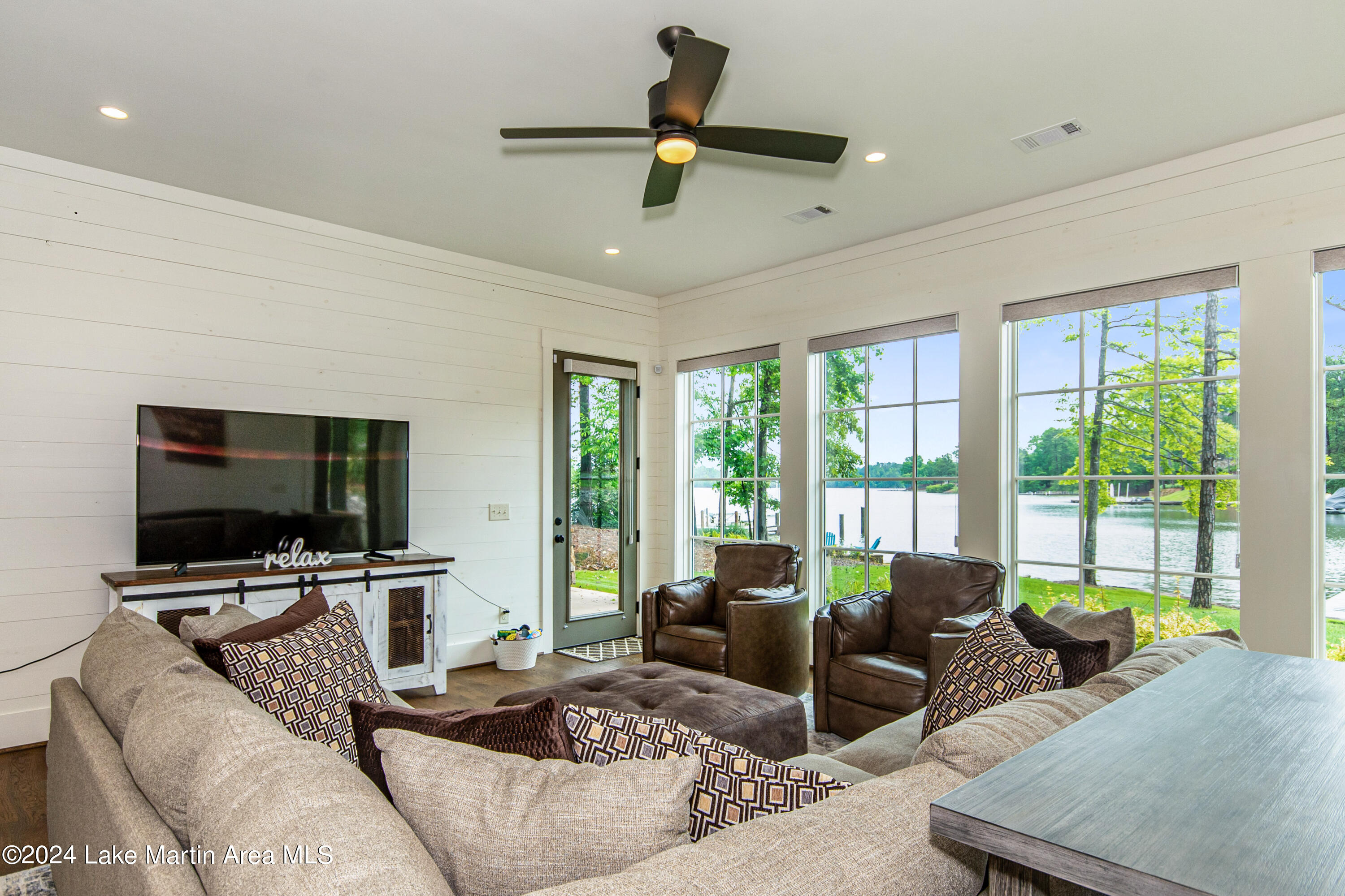 975 North Ridge