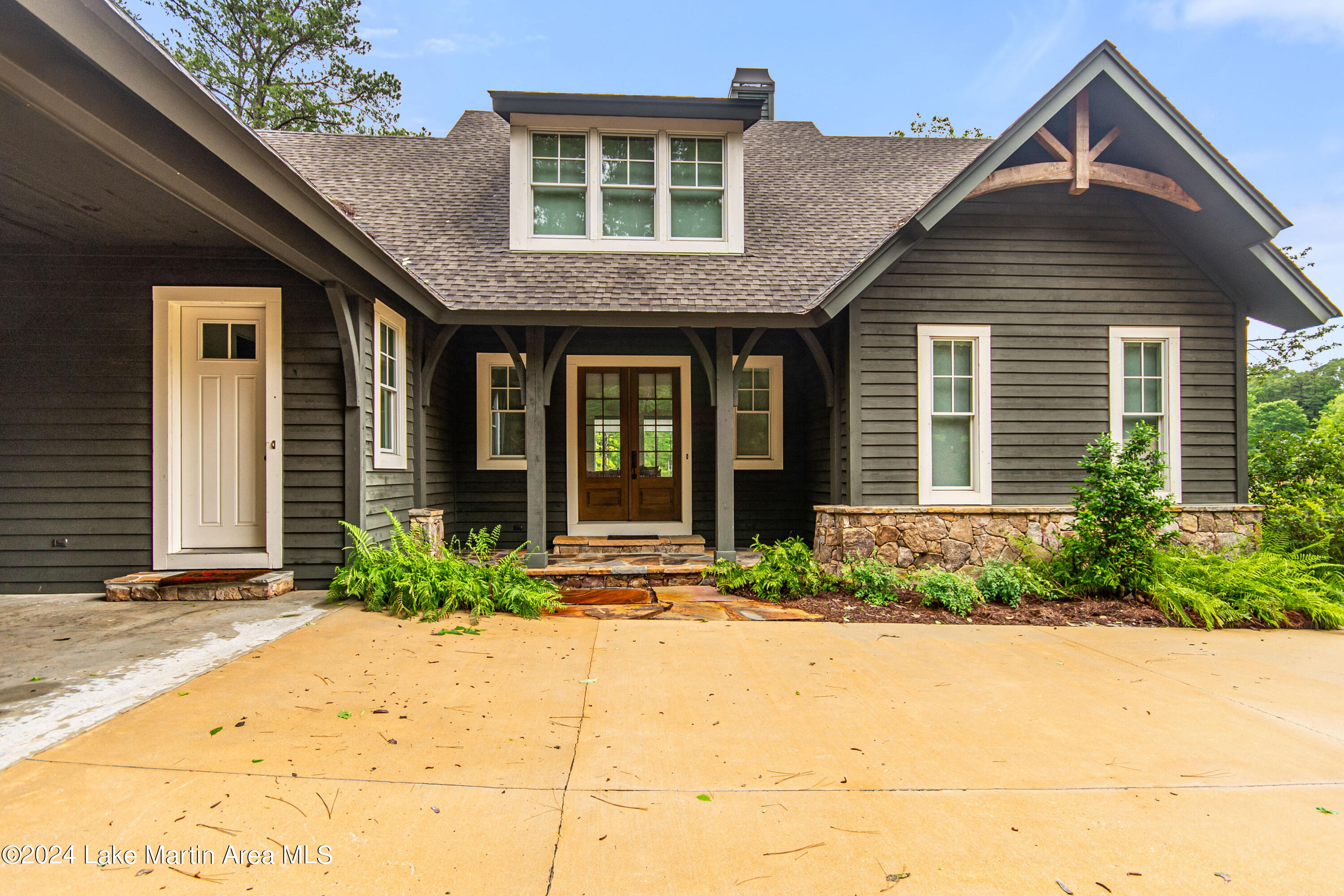 975 North Ridge