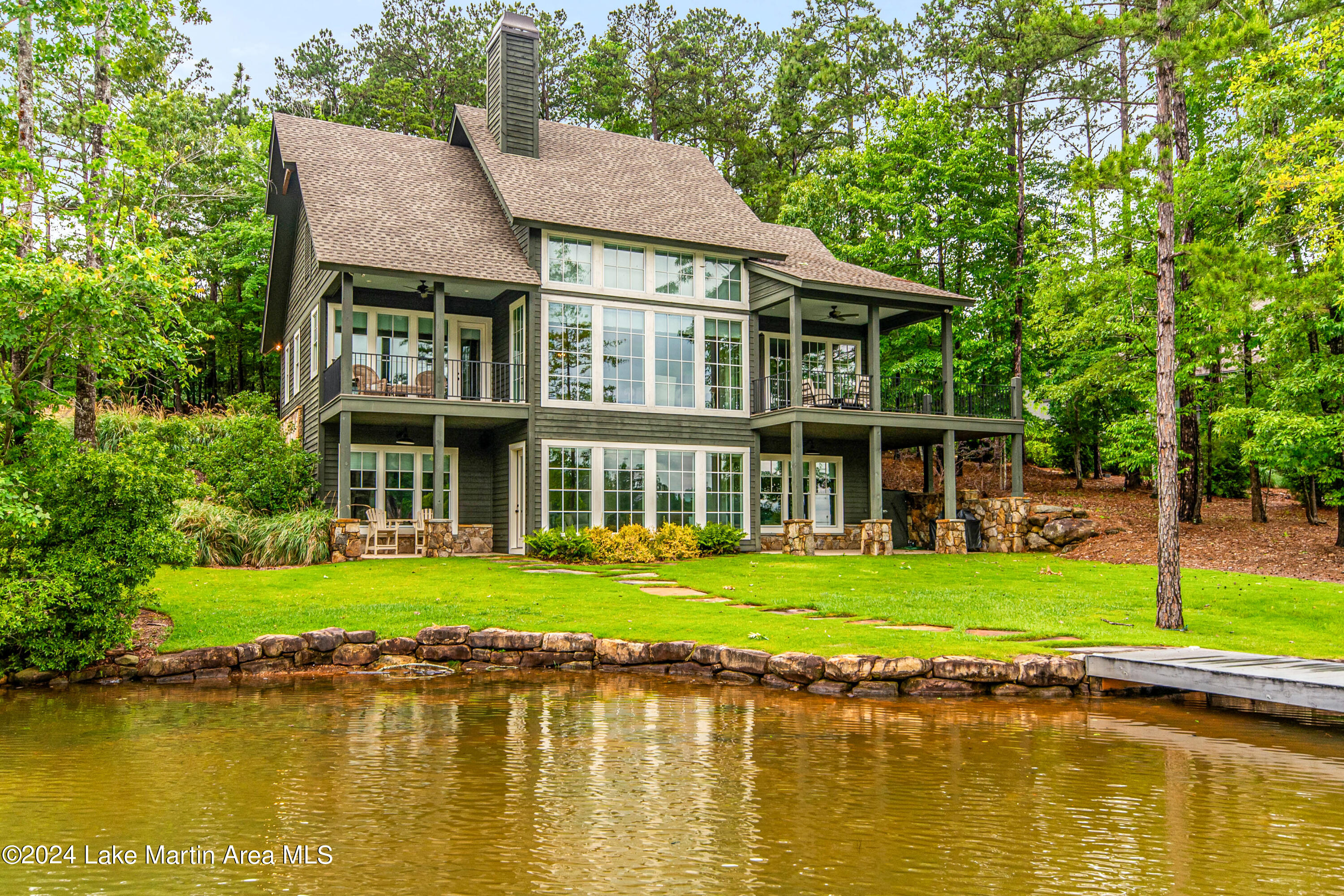 975 North Ridge