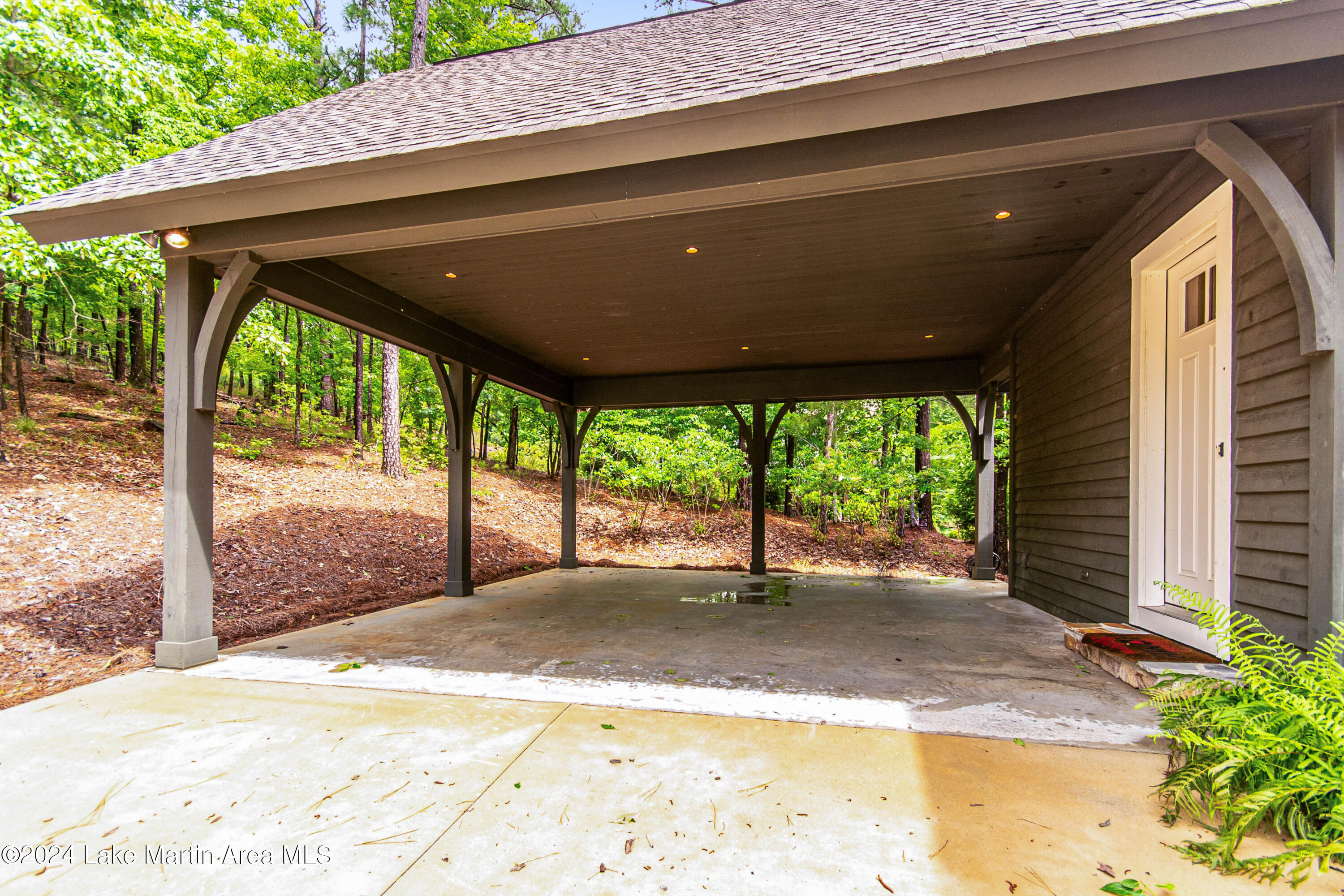975 North Ridge