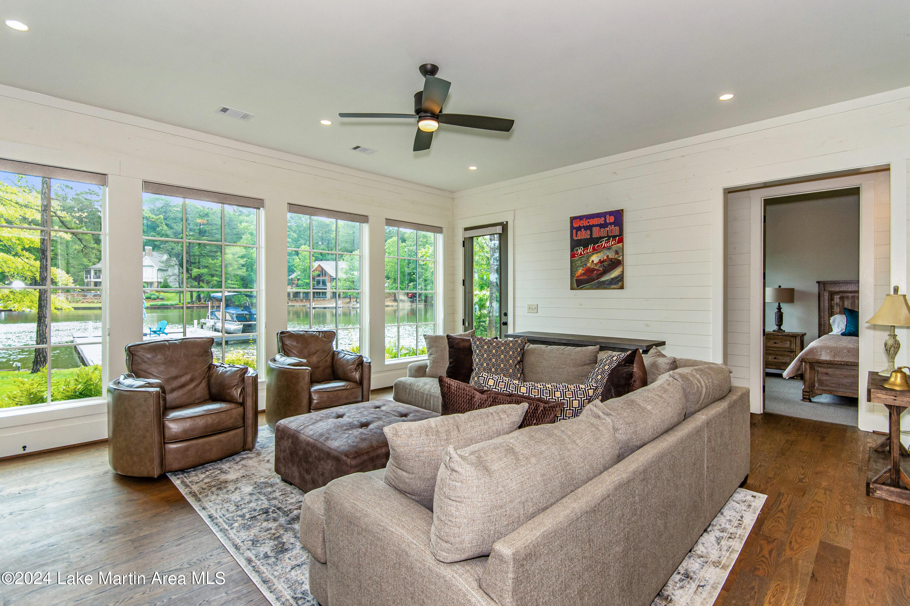 975 North Ridge