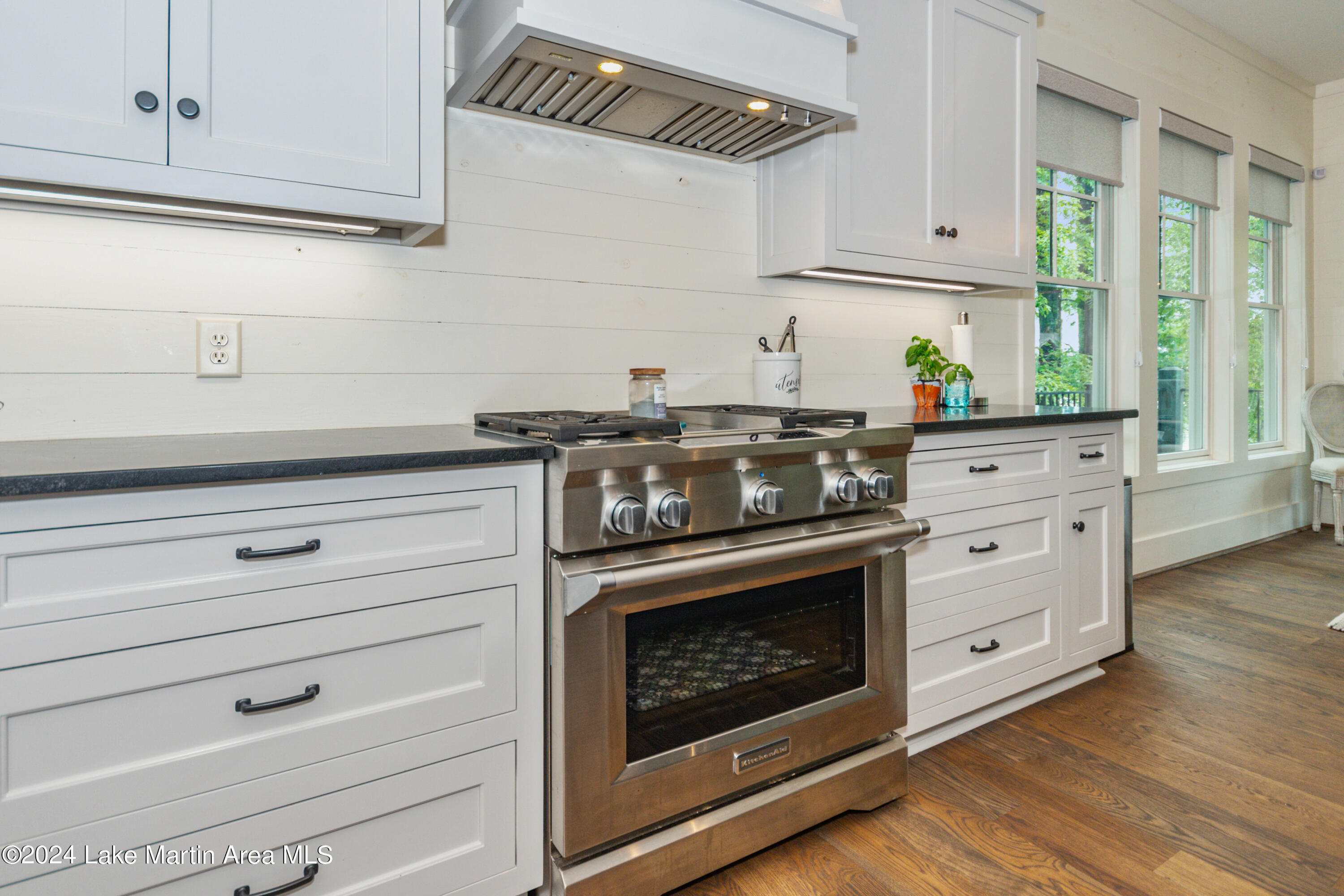 975 North Ridge