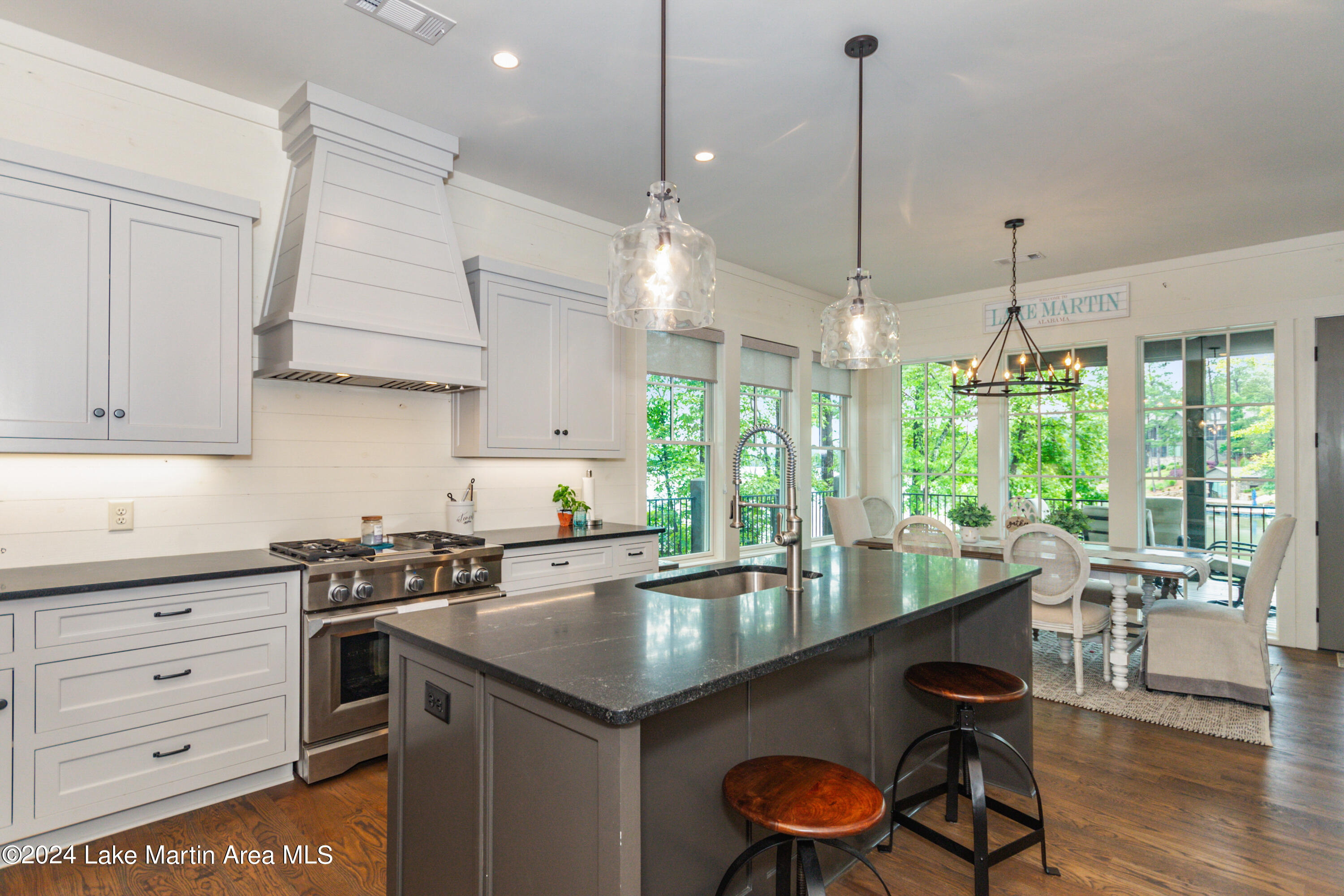 975 North Ridge