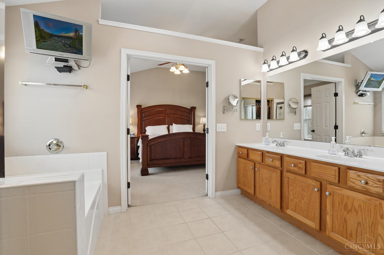6066 Glen View