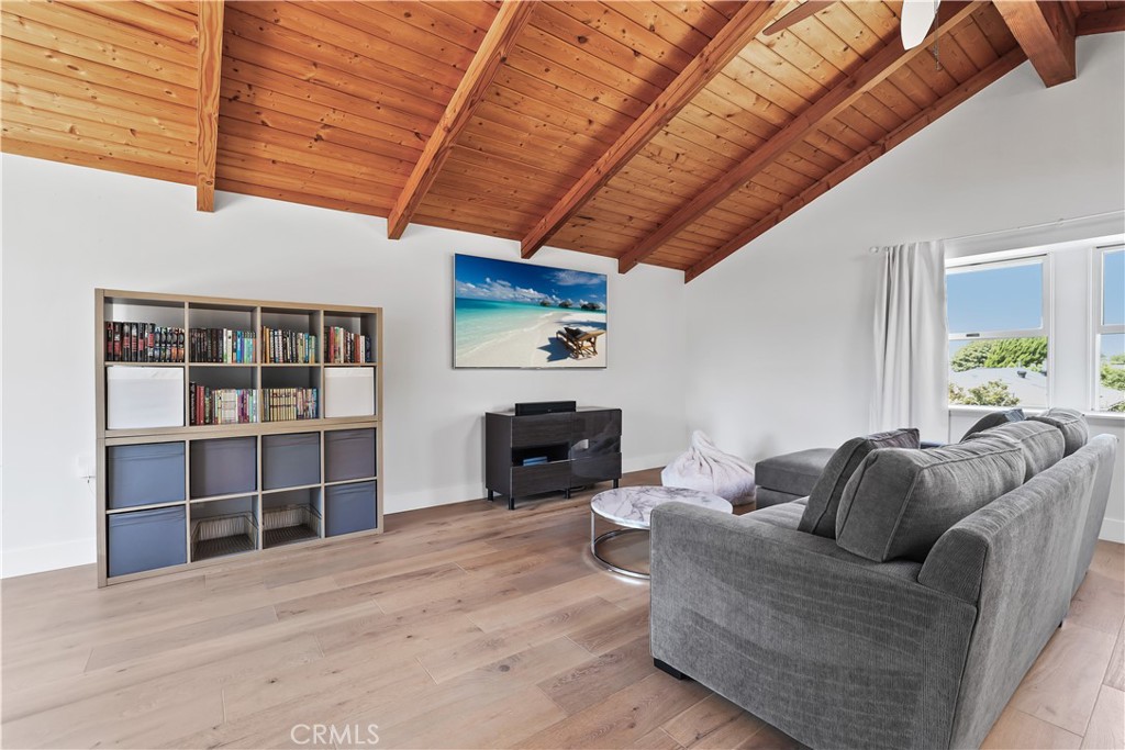 2042 Aliso Avenue W