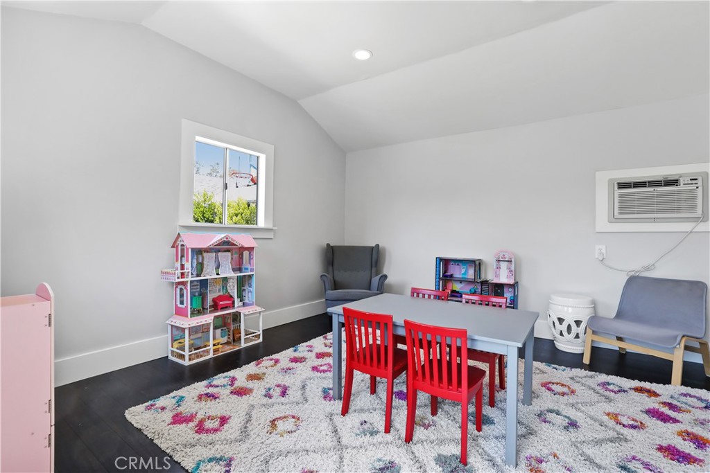 2042 Aliso Avenue W