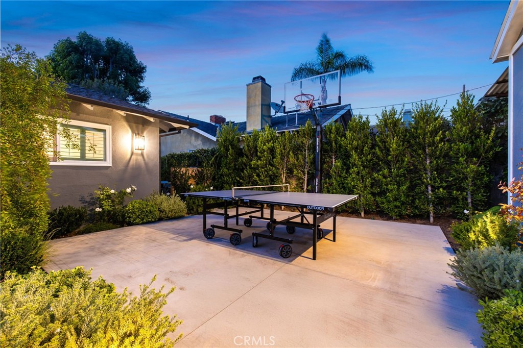 2042 Aliso Avenue W
