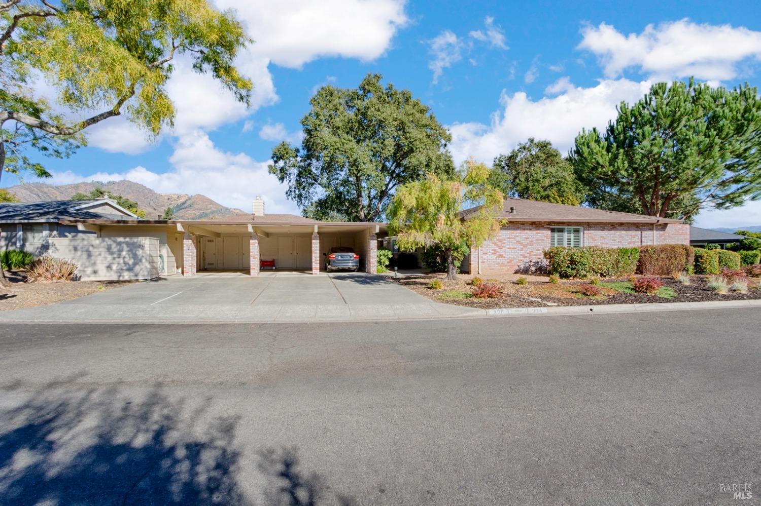 332 Twin Lakes Dr
