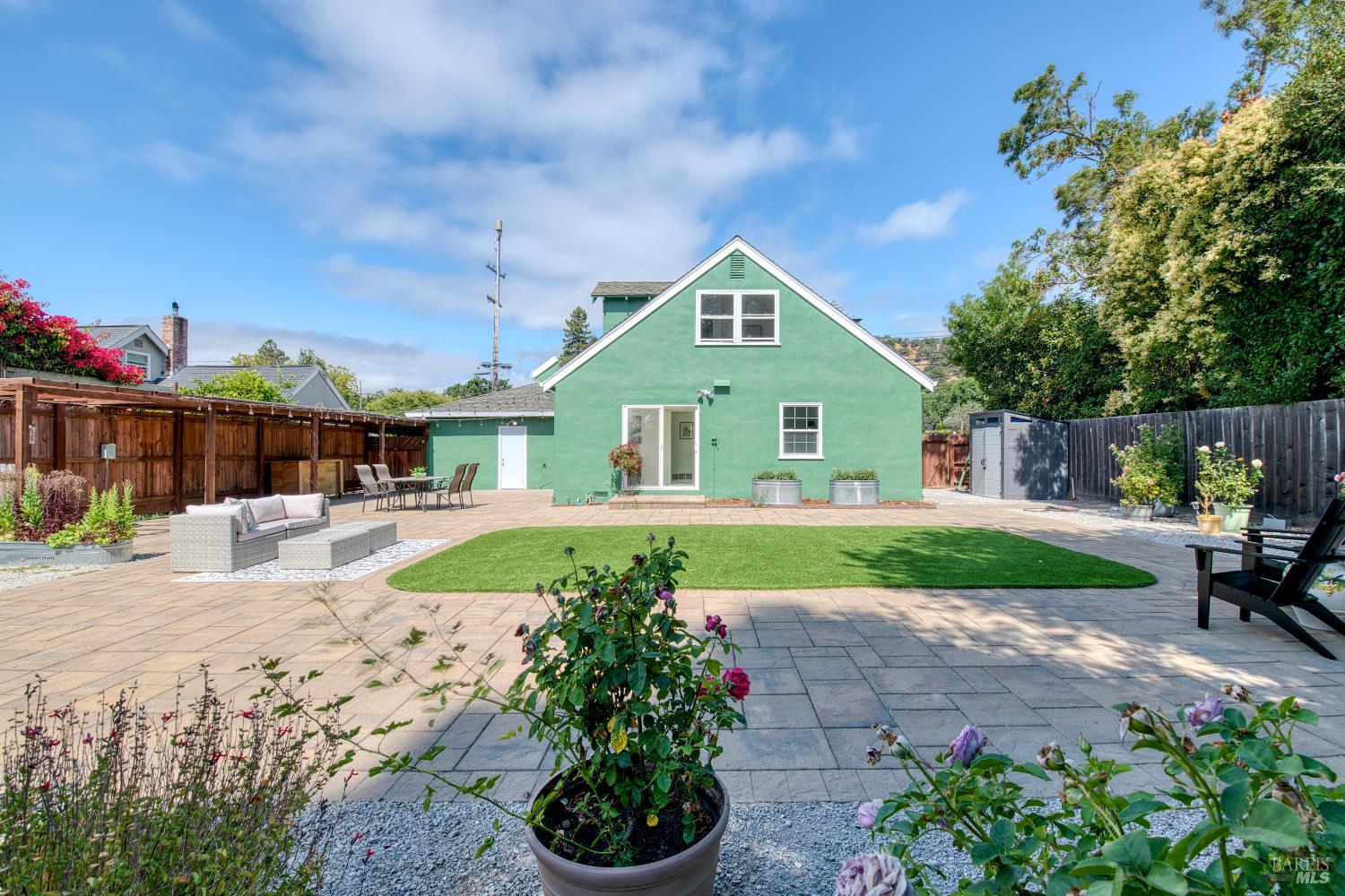 2396 Las Gallinas Ave