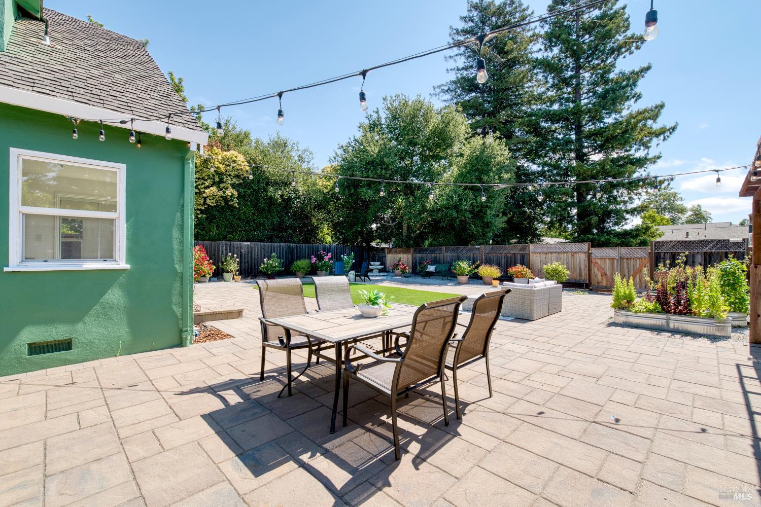 2396 Las Gallinas Ave