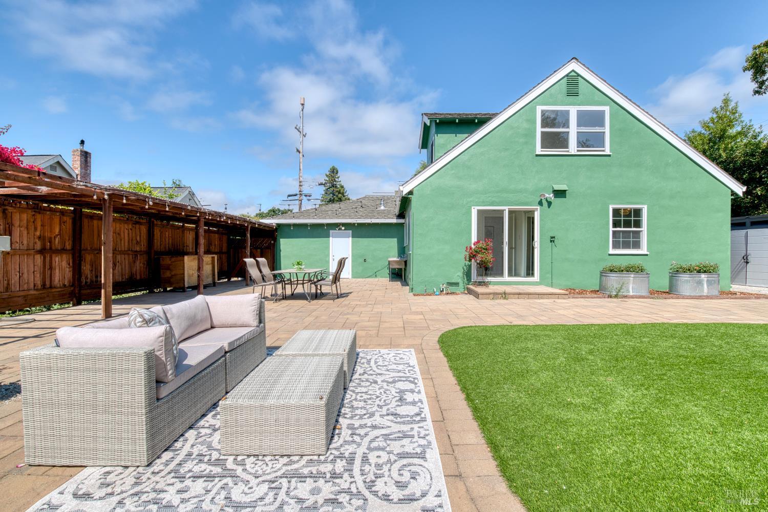 2396 Las Gallinas Ave