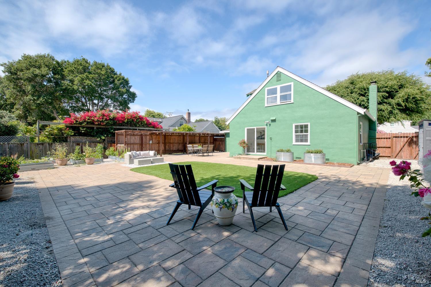 2396 Las Gallinas Ave