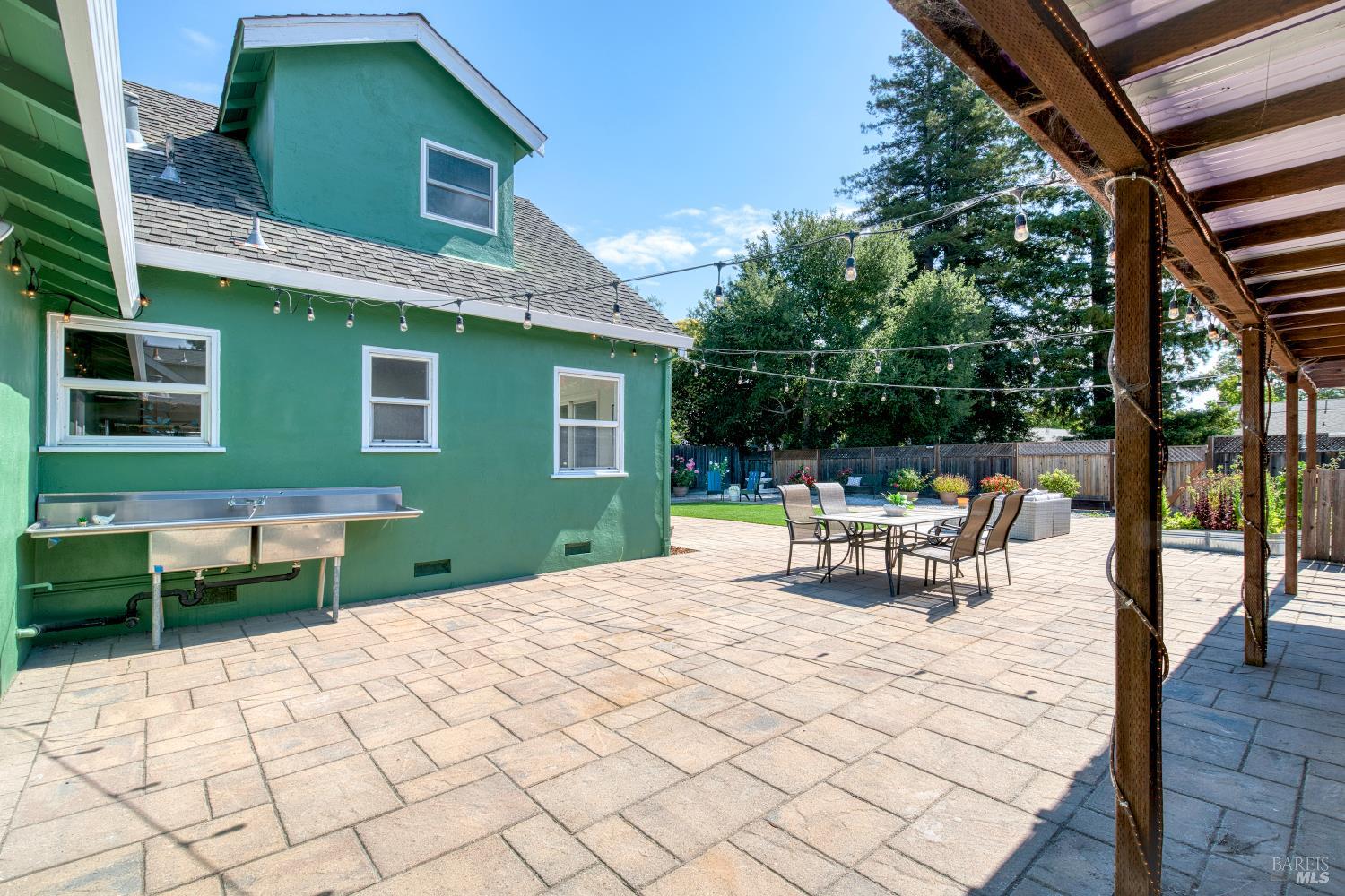 2396 Las Gallinas Ave