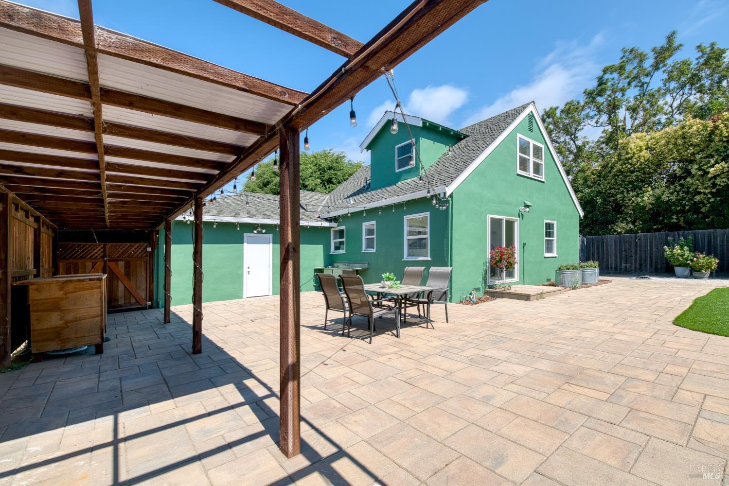 2396 Las Gallinas Ave