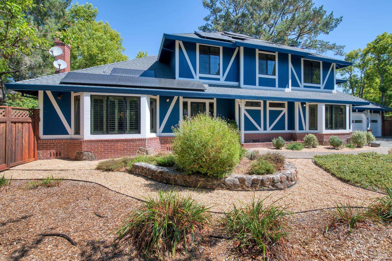8 Racquet Court
