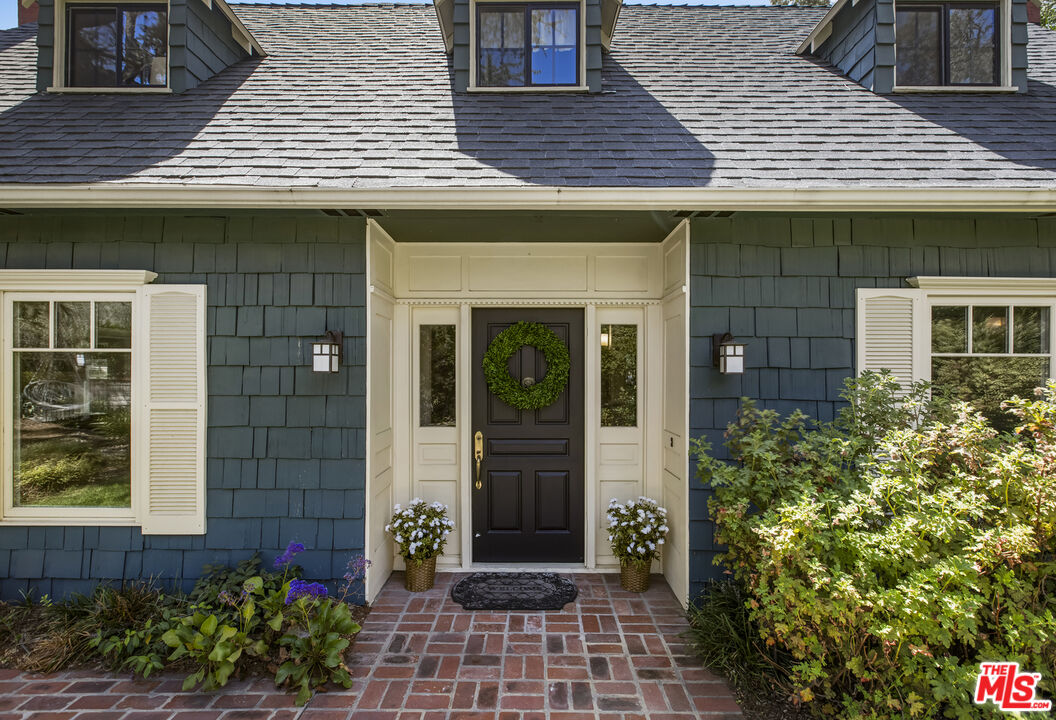 2555 N Altadena Dr