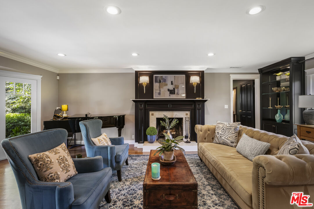 2555 N Altadena Dr