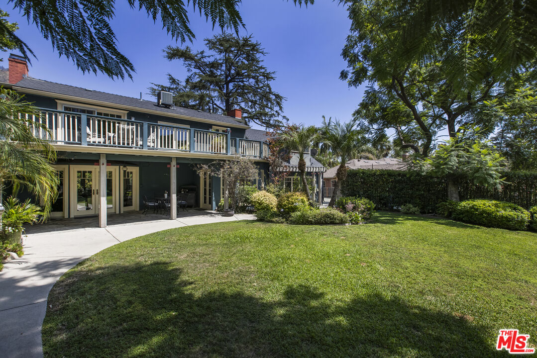 2555 N Altadena Dr