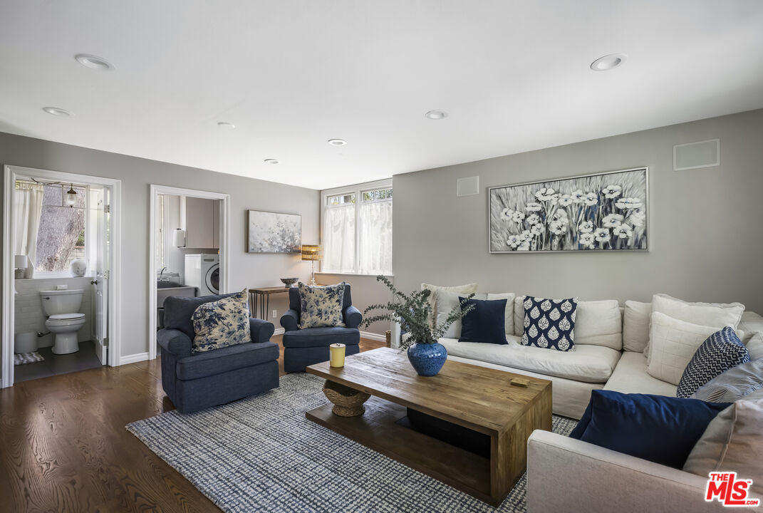 2555 N Altadena Dr