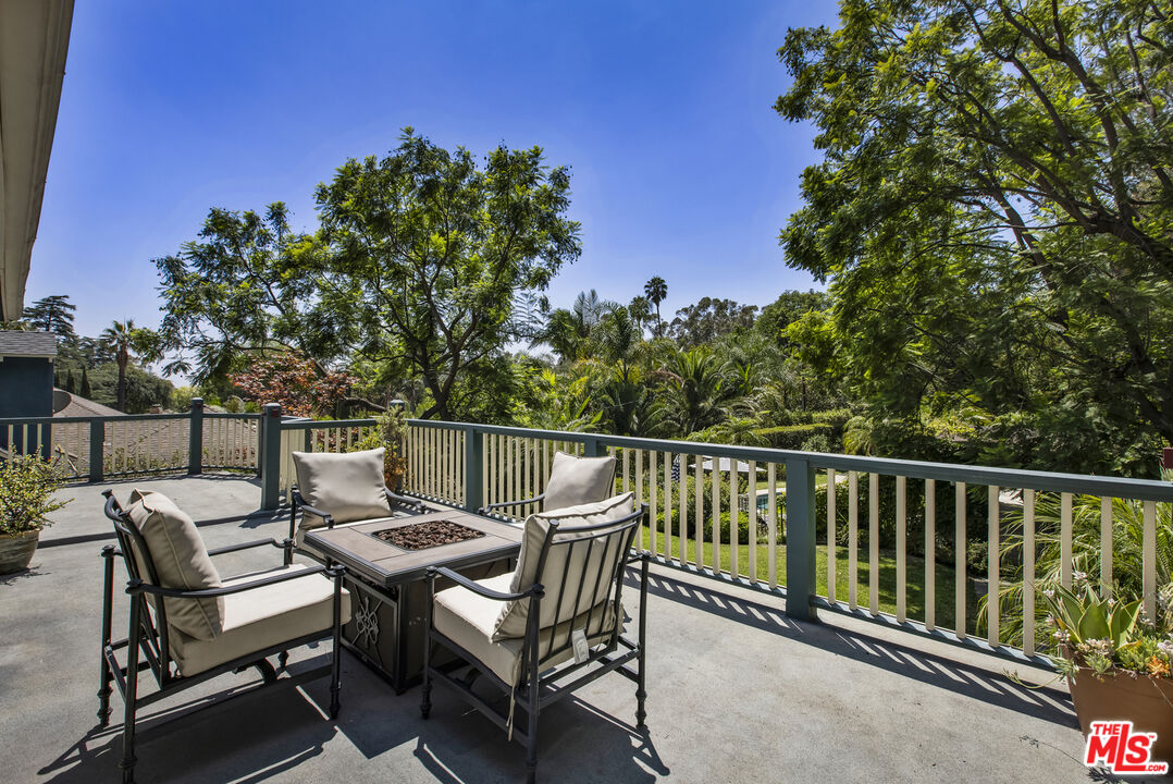 2555 N Altadena Dr